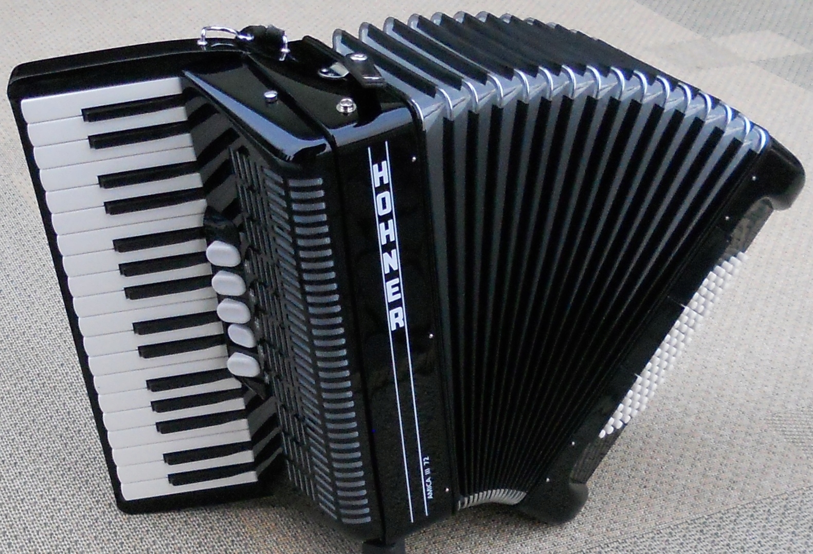 Akordeon HOHNER AMICA III 72 basowy