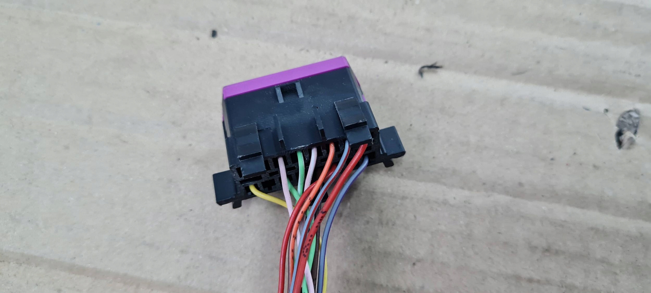 S5 8W A5 connecting spoiler adapter OBD 3A0972695A A6 C7 C8 A4 B9 A4 B8 Q5 Q3