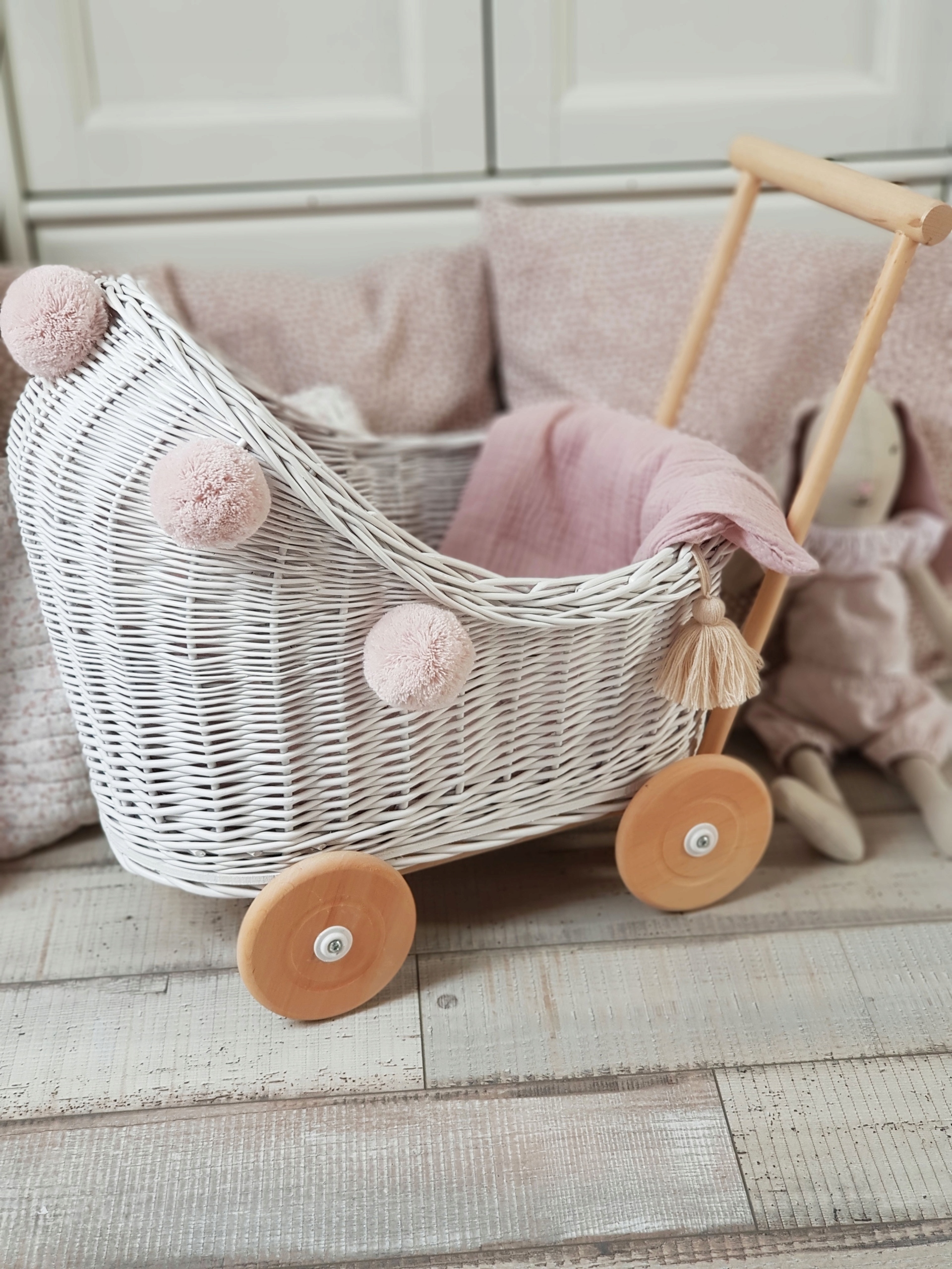 WÓZEK WIKLINOWY DLA LALEK BIAŁY POŚCIEL POMPONY Materiał Drewno Inny