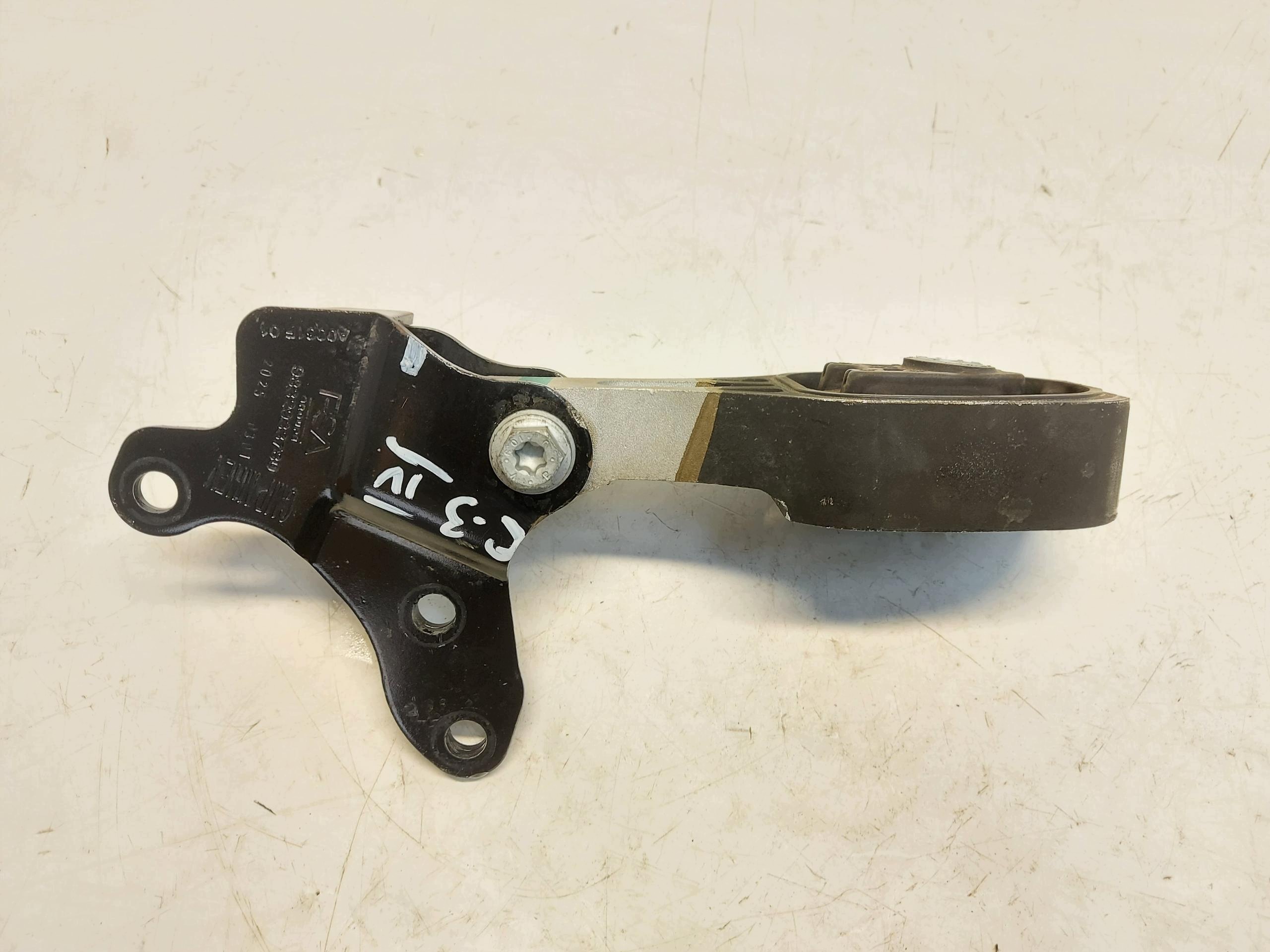 Citroen C3 IV 4 2025 1.2 THP HN09 holder engine mount 9832933780