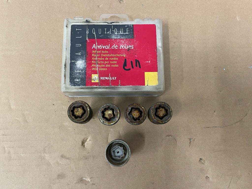 ŚRUBY SZPILKI ANTYKRADZIERZOWE ZŁODZIEJKI RENAULT