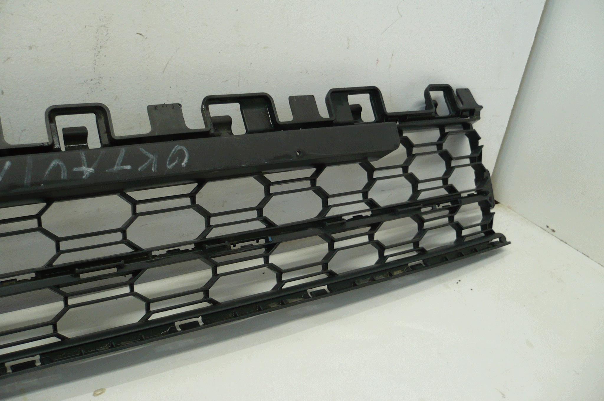 SKODA OCTAVIA IV 4 grid of a bumper front central original 19