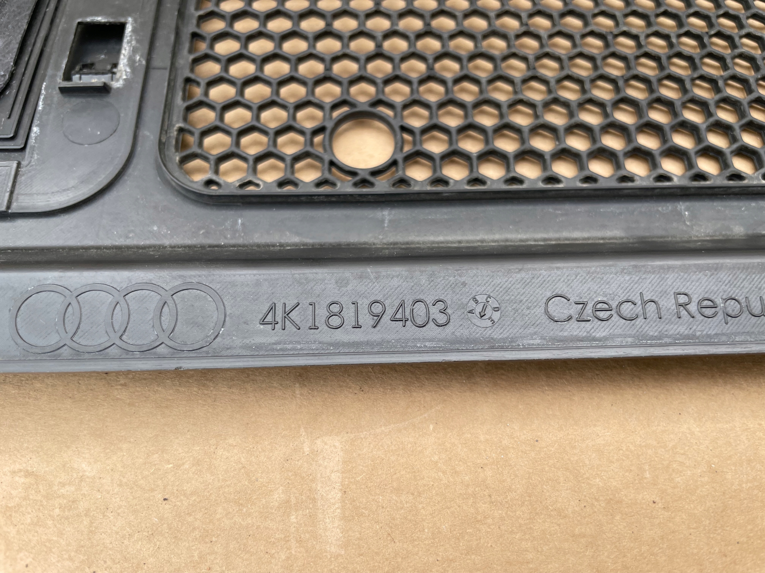 torpedo plastic AUDI A6 C8 4K1819403 original as new