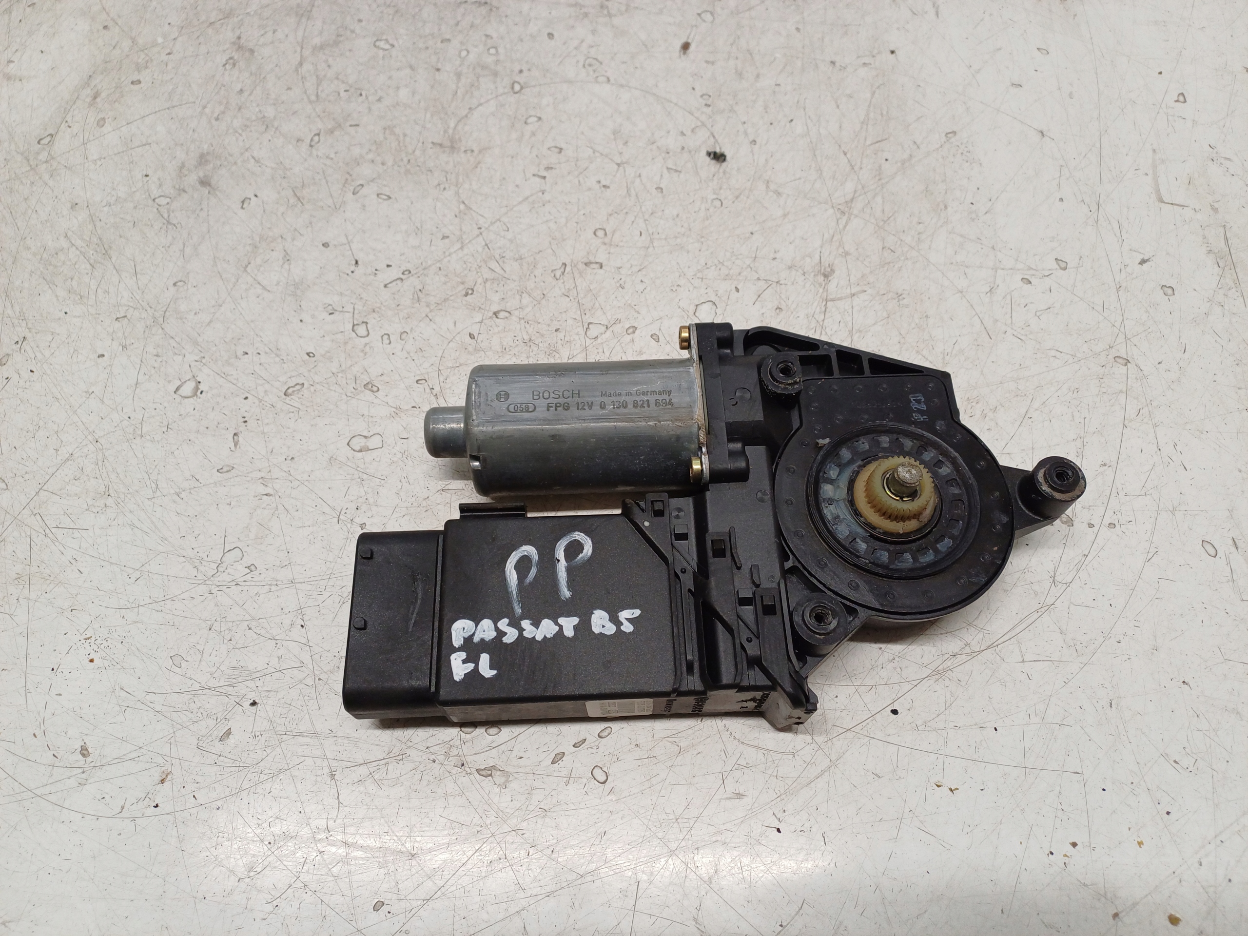 VW PASSAT B5 96-05 SILNICZEK SZYBY PRAWY PRZÓD 3B4837752FC