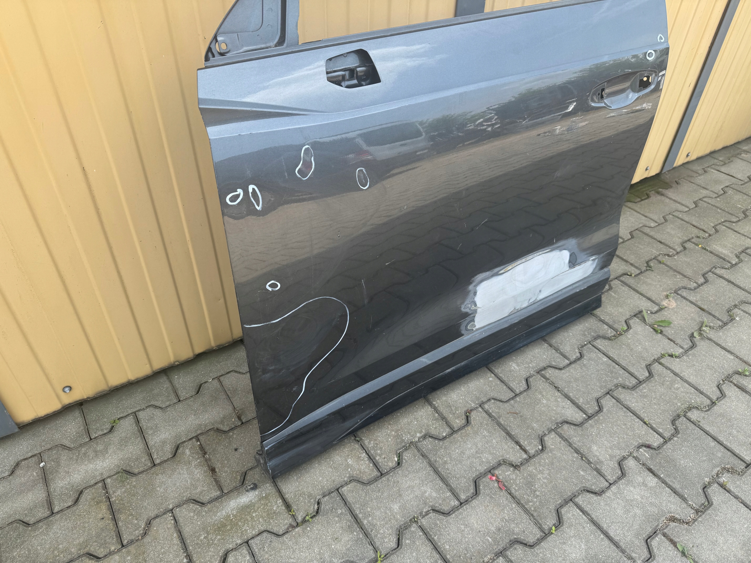 AUDI Q3 II 83A 2018- DRZWI PRZEDNIE LEWE GIEŁDA POZNAŃ Strona zabudowy przód - lewa