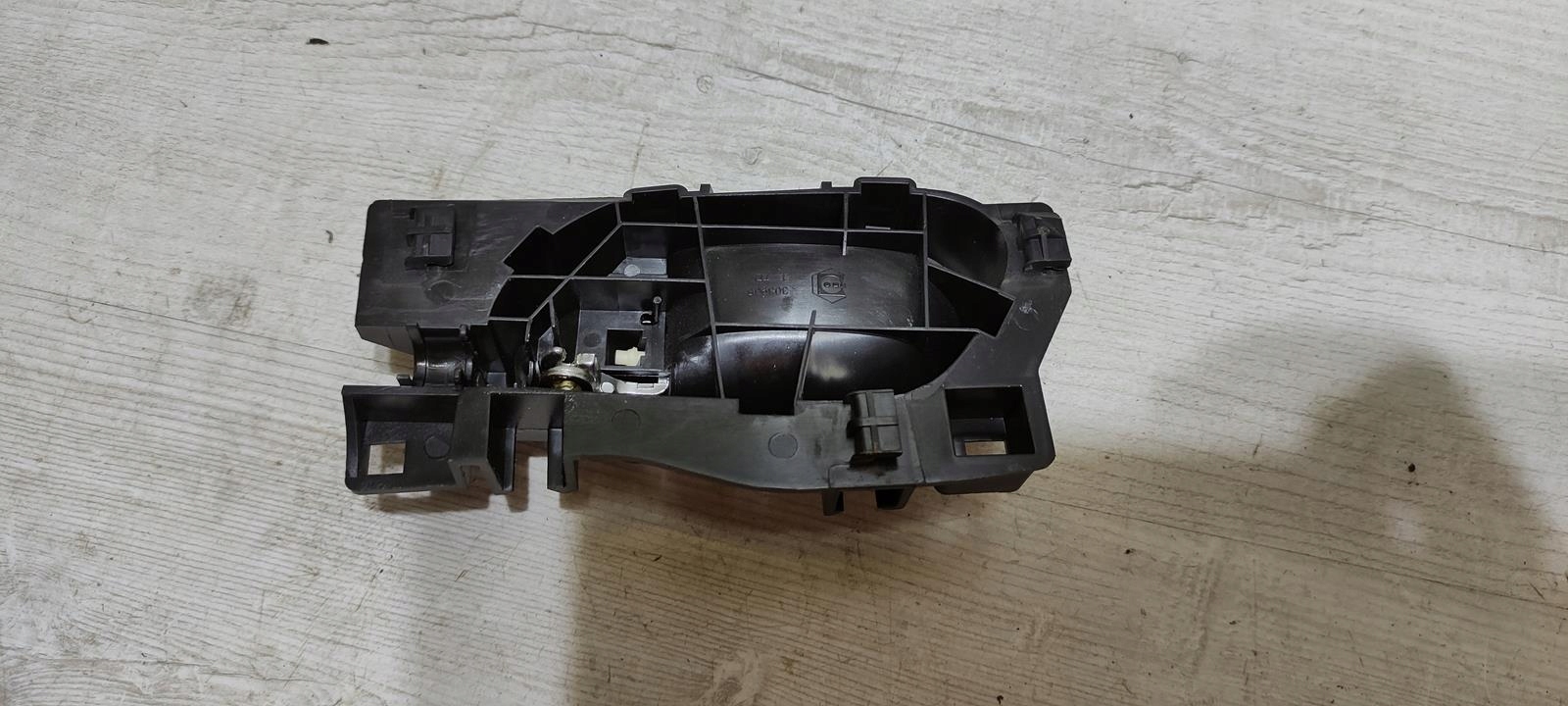 handle inner right rear part Peugeot 2008 14r