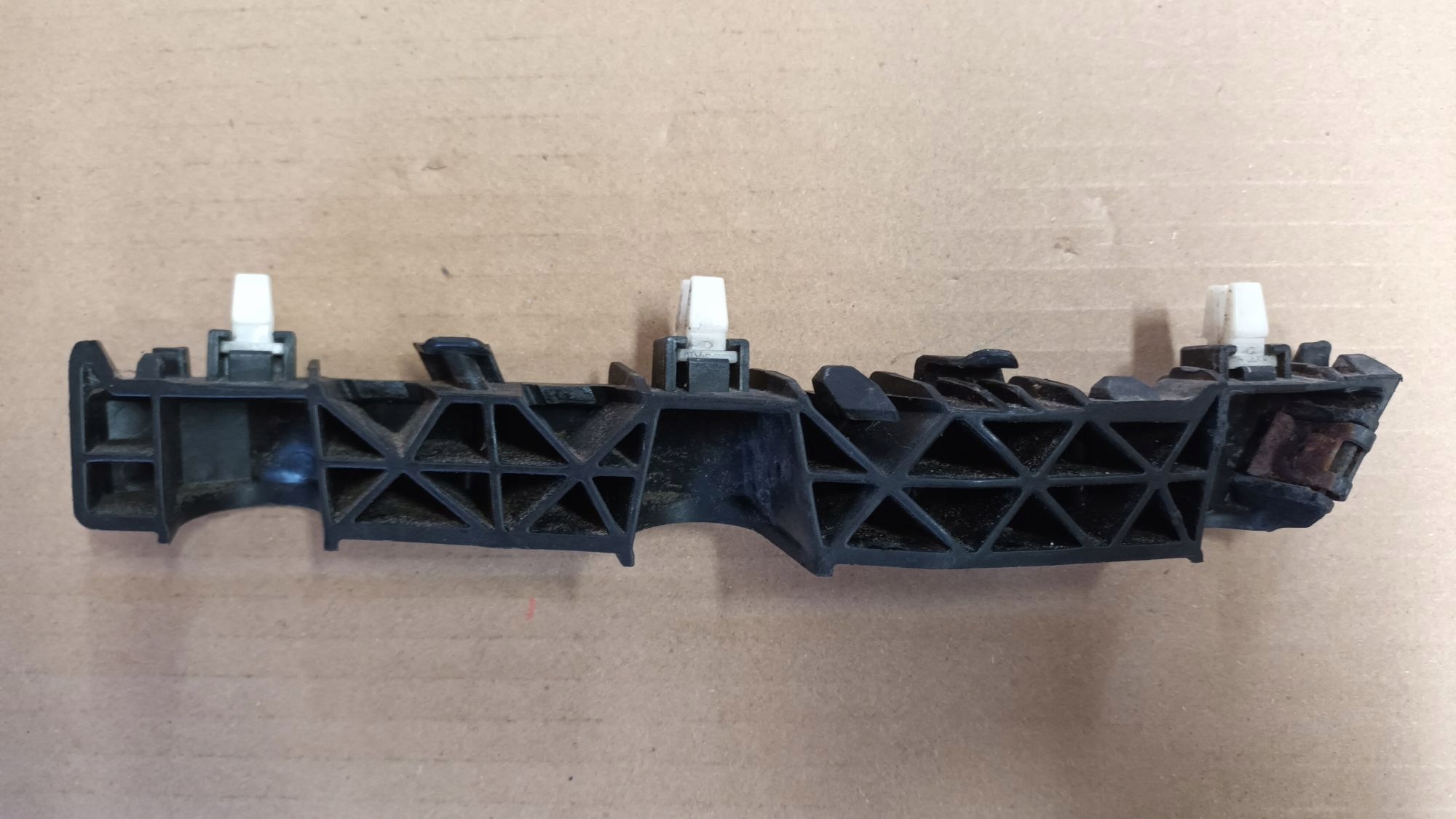 left bumper bracket of the front KIA RIO 2016->