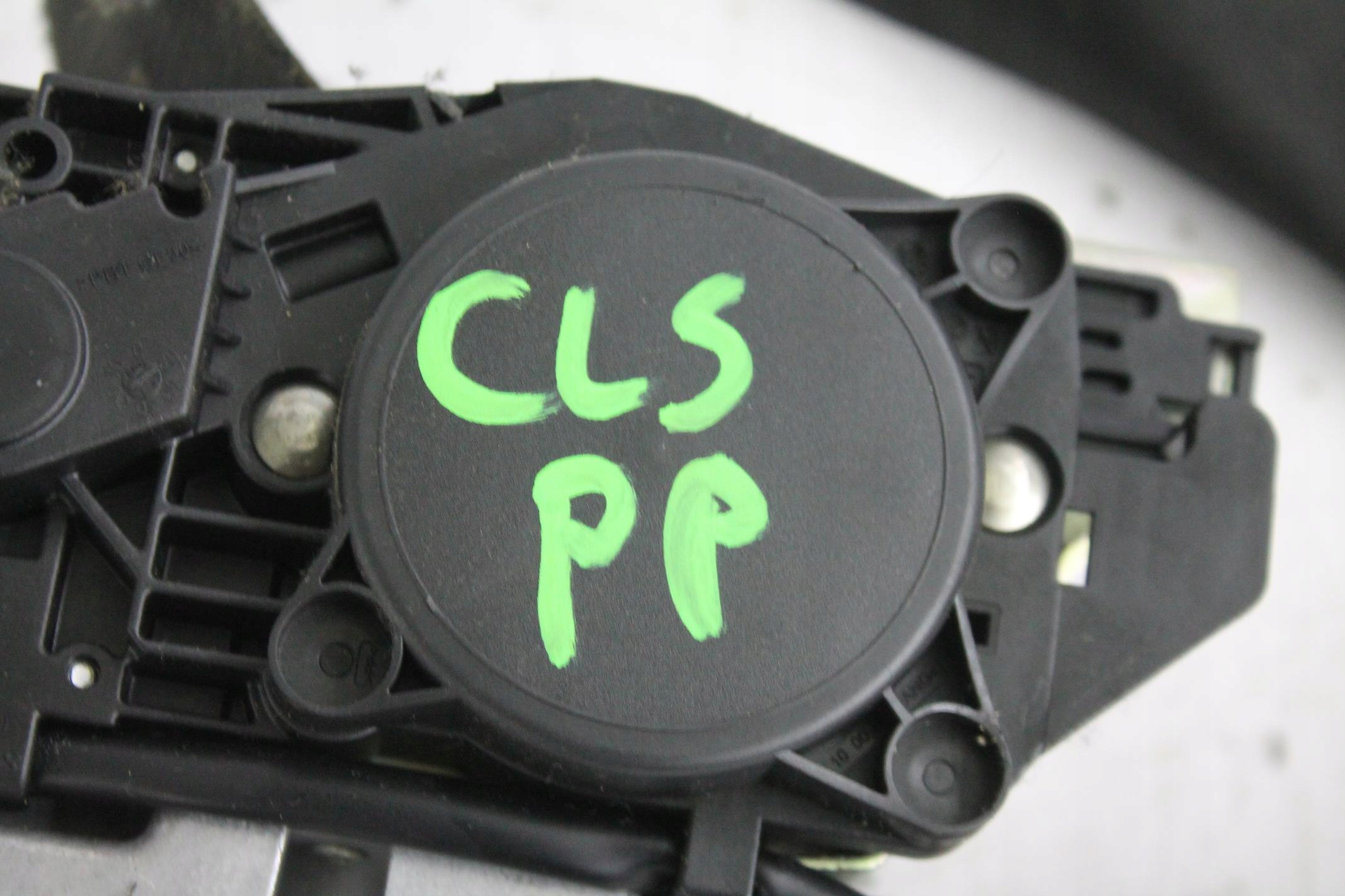 GURTEN SPANNER RECHTS VORNE MERCEDES CLS C219 04-08