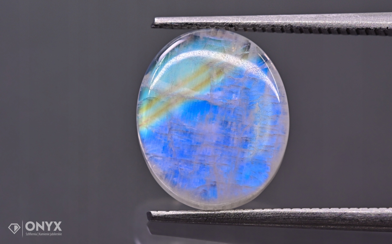 Měsíční kámen mělký ovál 11,5x10 mm