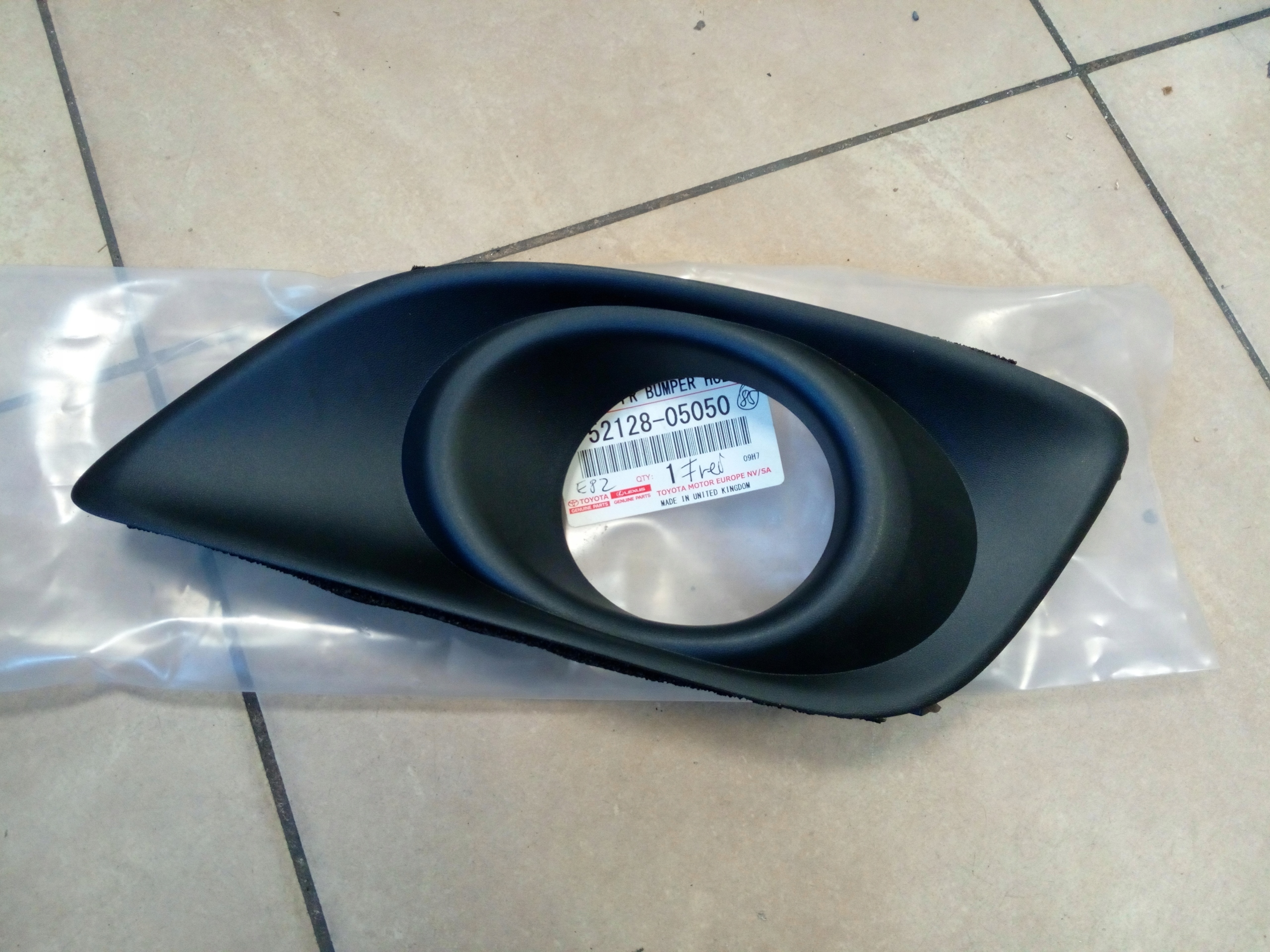 52128-05050 52128-05050 - Решетка бампера TOYOTA AVENSIS T27 новая ориг. *