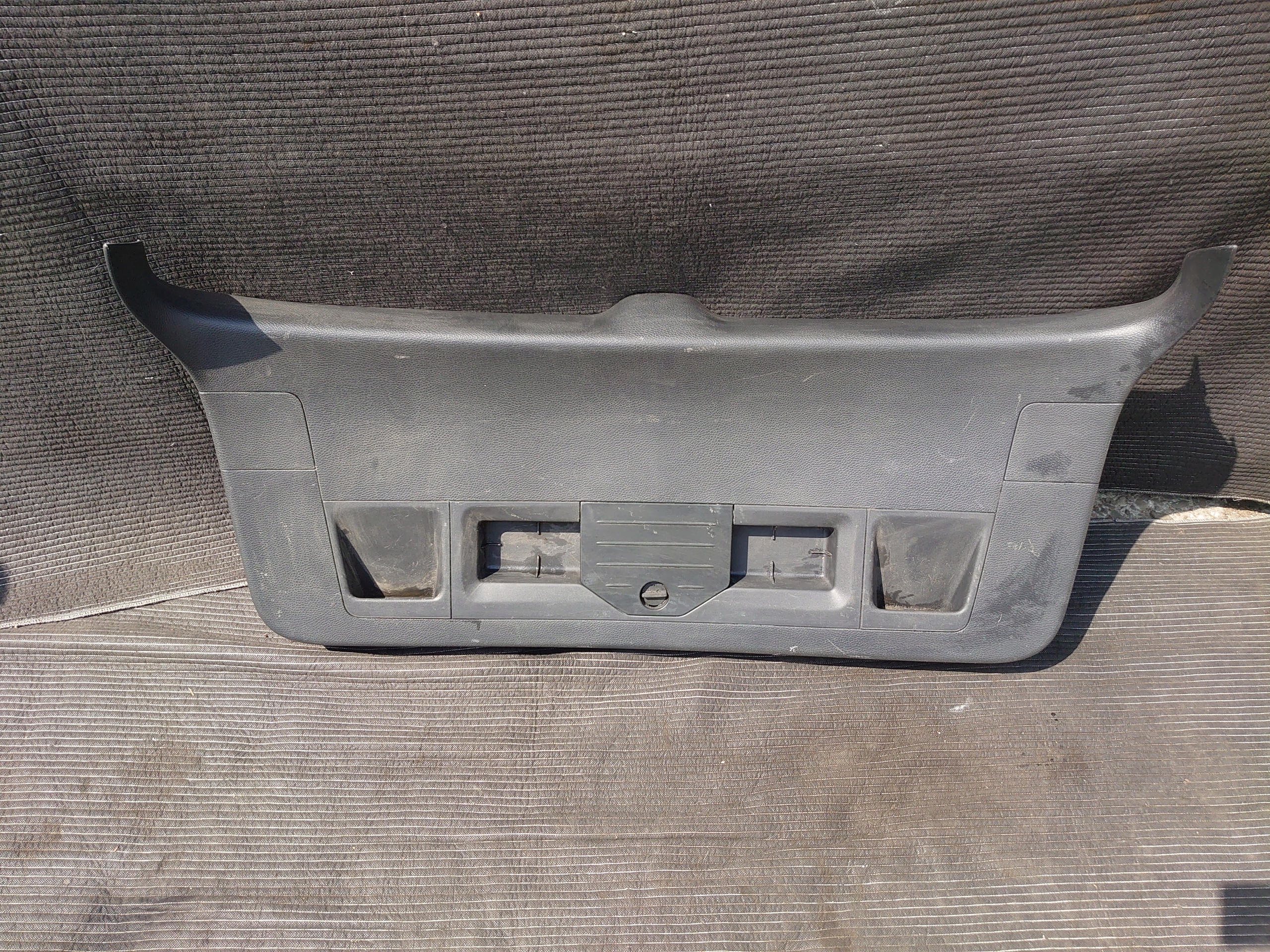 PASSAT НАКЛАДКА КРЫШКИ БАГАЖНИКА 3C9867605H