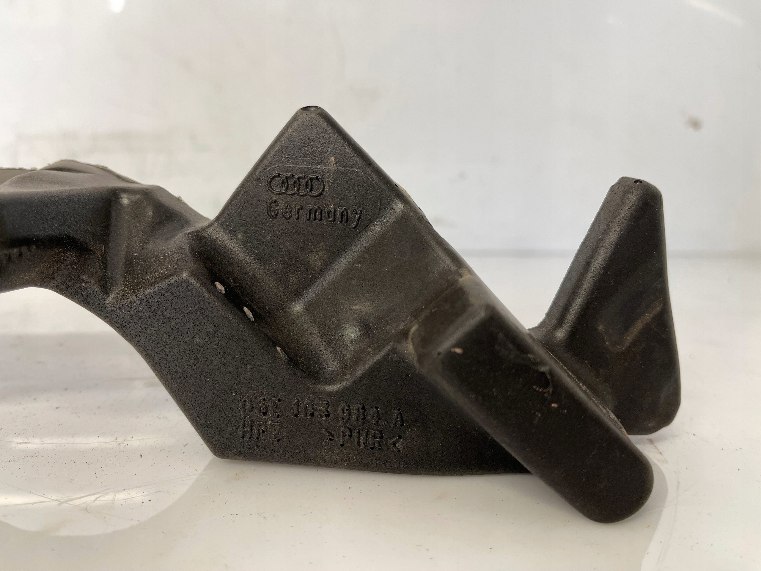 AUDI A6 C7 2.8 FSI cover 06E103984A