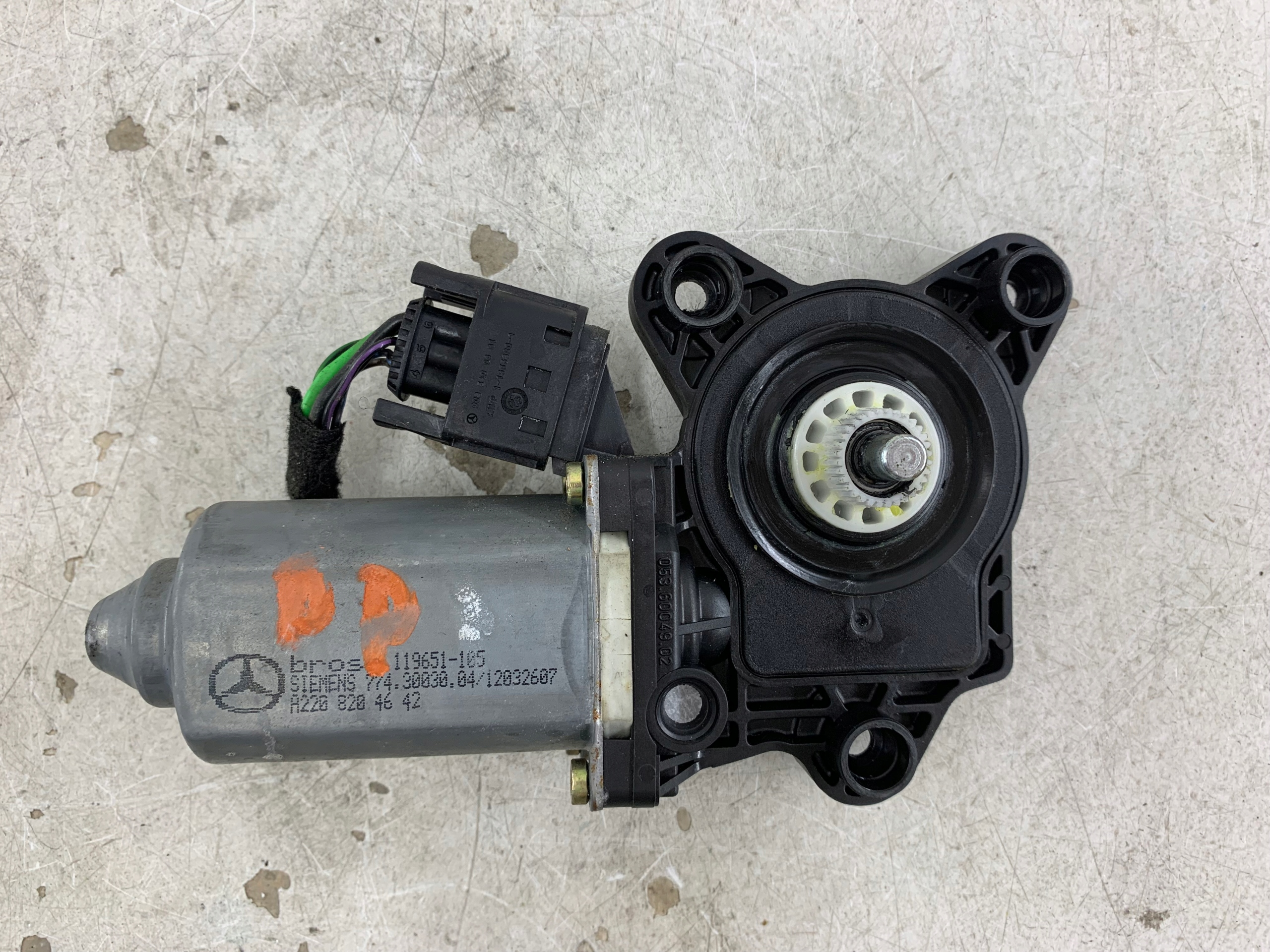 MERCEDES W203 mini motor windows right front A2208204642