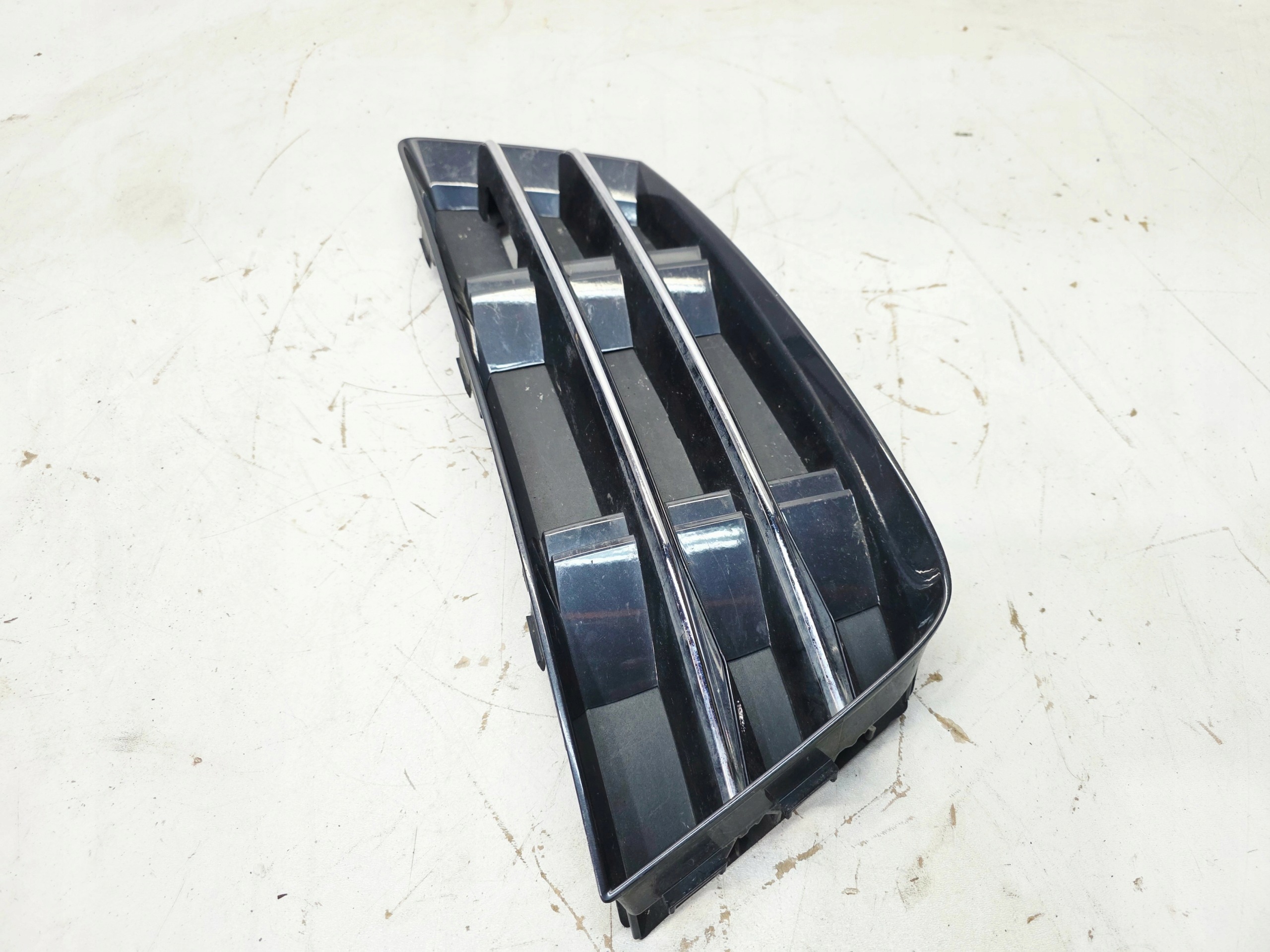 grid grille of a bumper left front AUDI A4 B9 8W0807681R