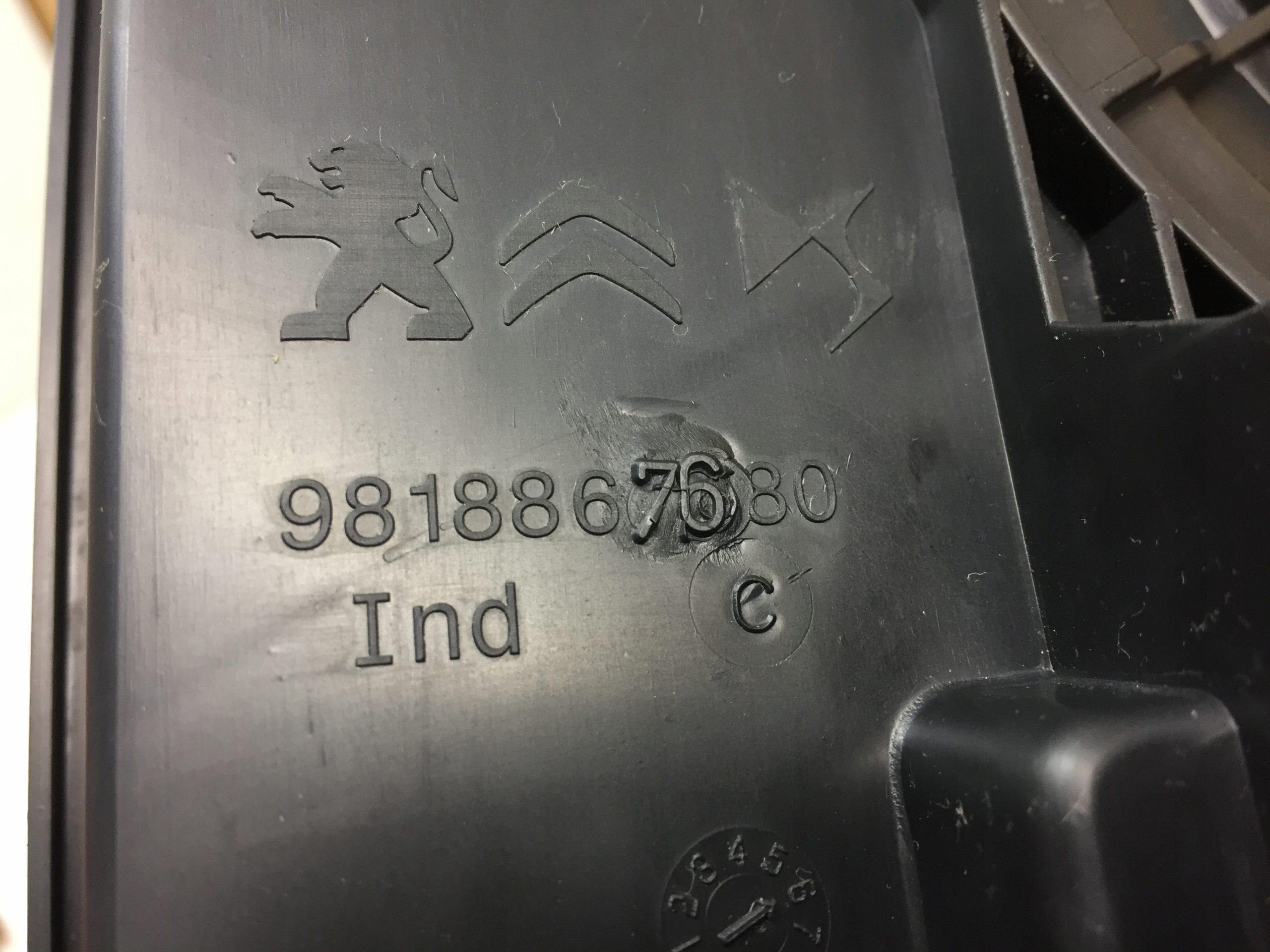 PEUGEOT 2008 SCHOWEK MOCOWANIE KOŁA ZAPASOWEGO Numer katalogowy części 9818867680 9810109880