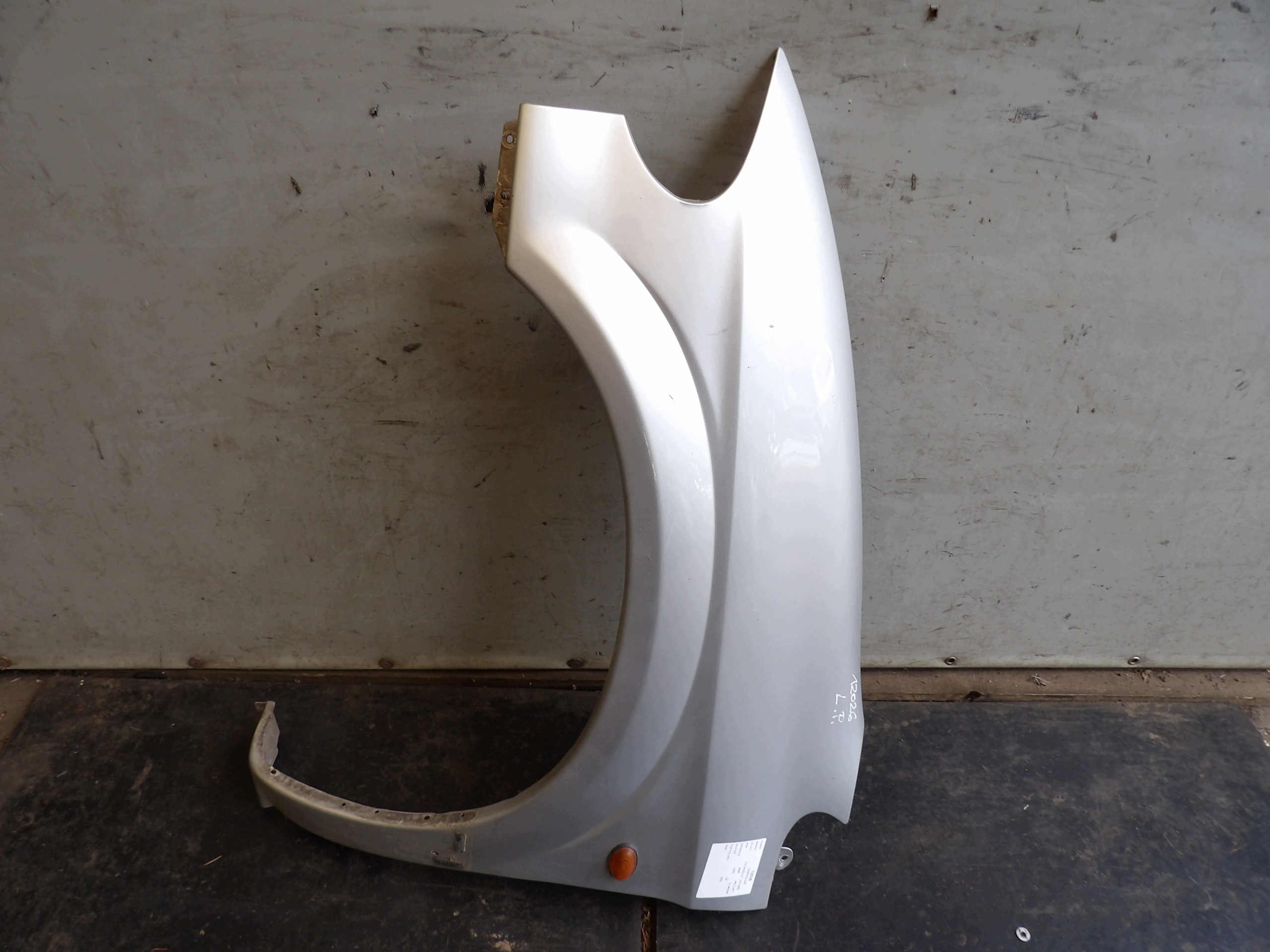 Chrysler Voyager IV fender front left PS2