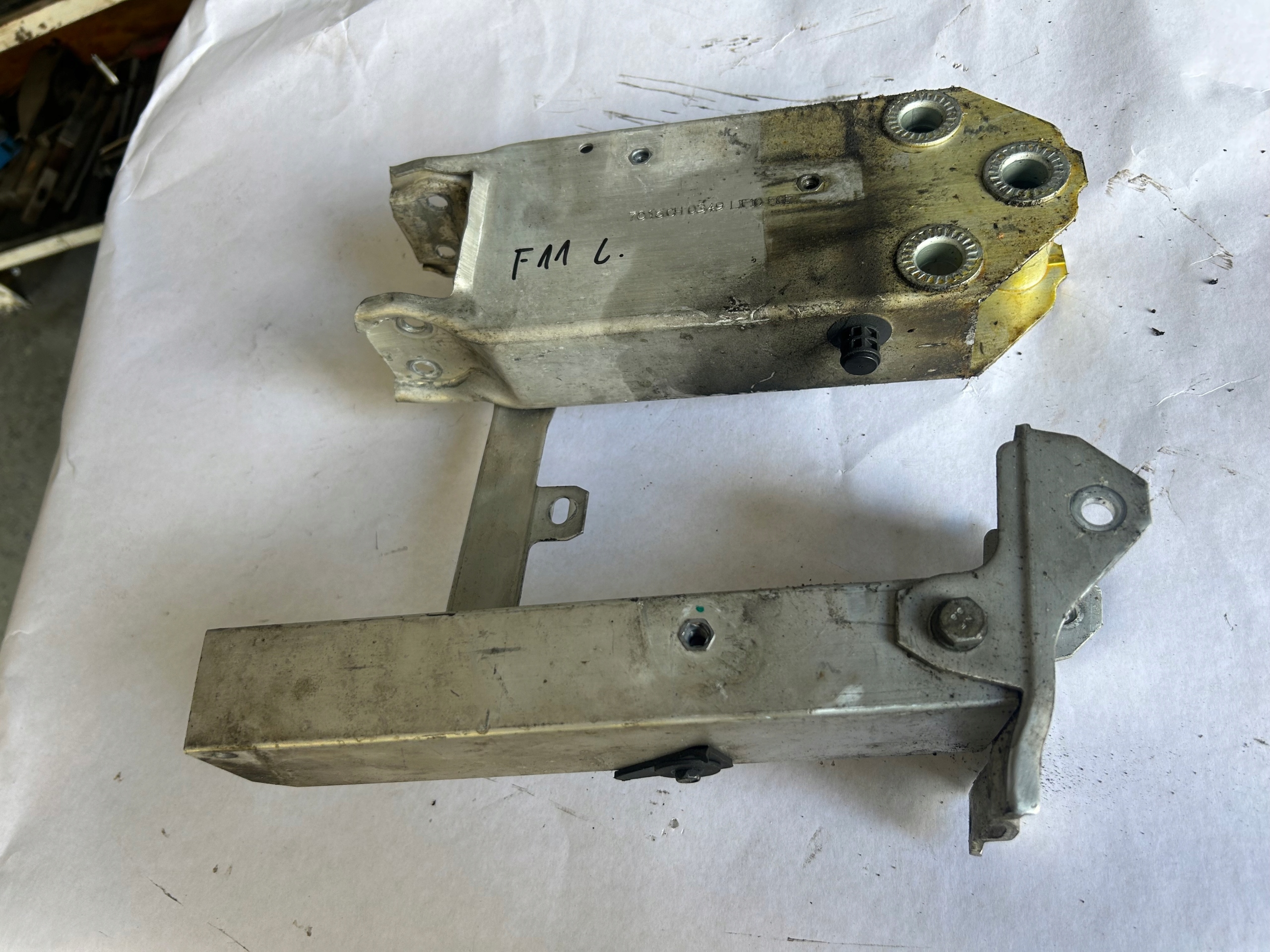 BMW F10 Stütze Halter links 7186513