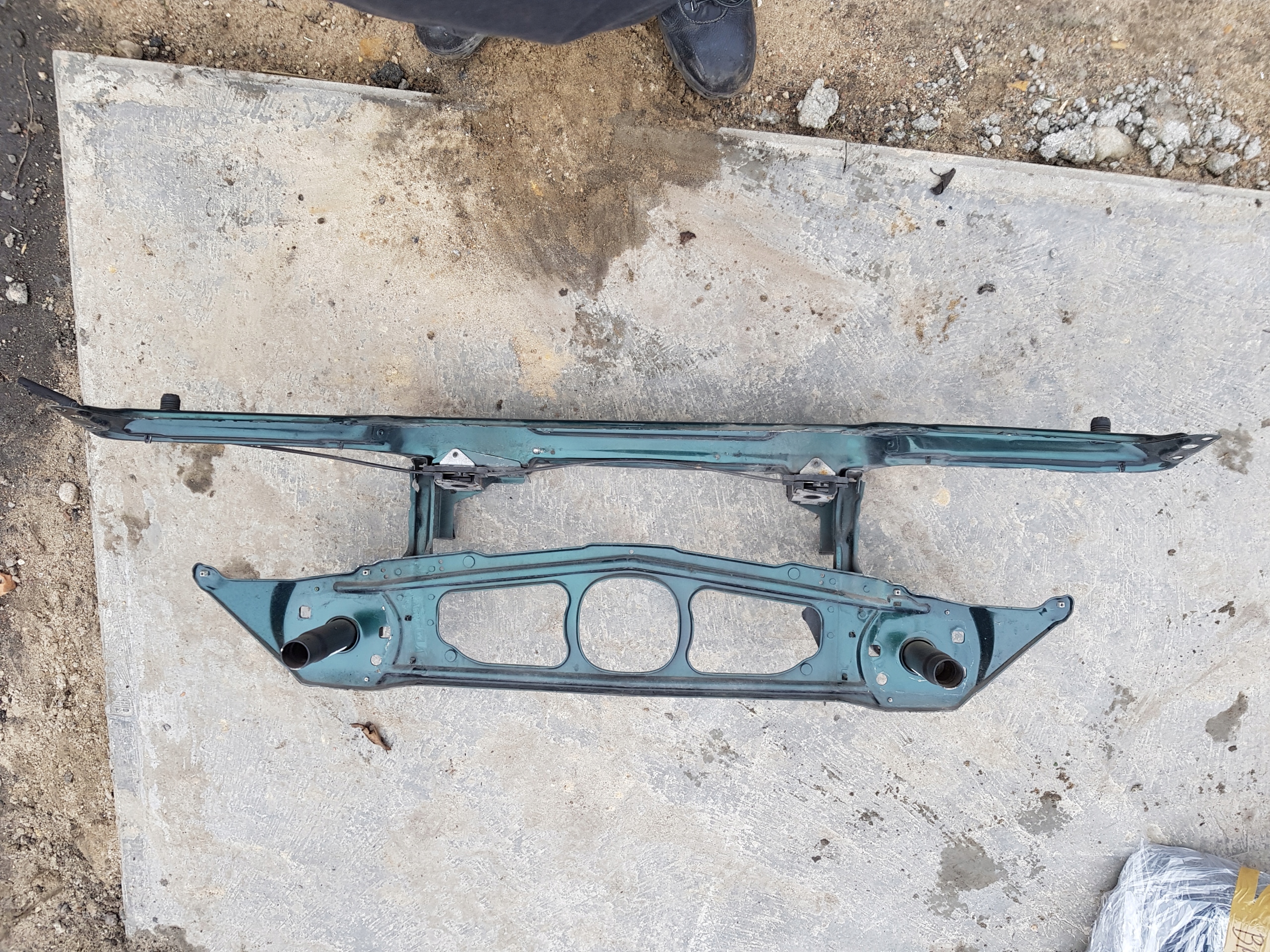 BMW 3 E46 predné čelo priečka špičky ZAMKI