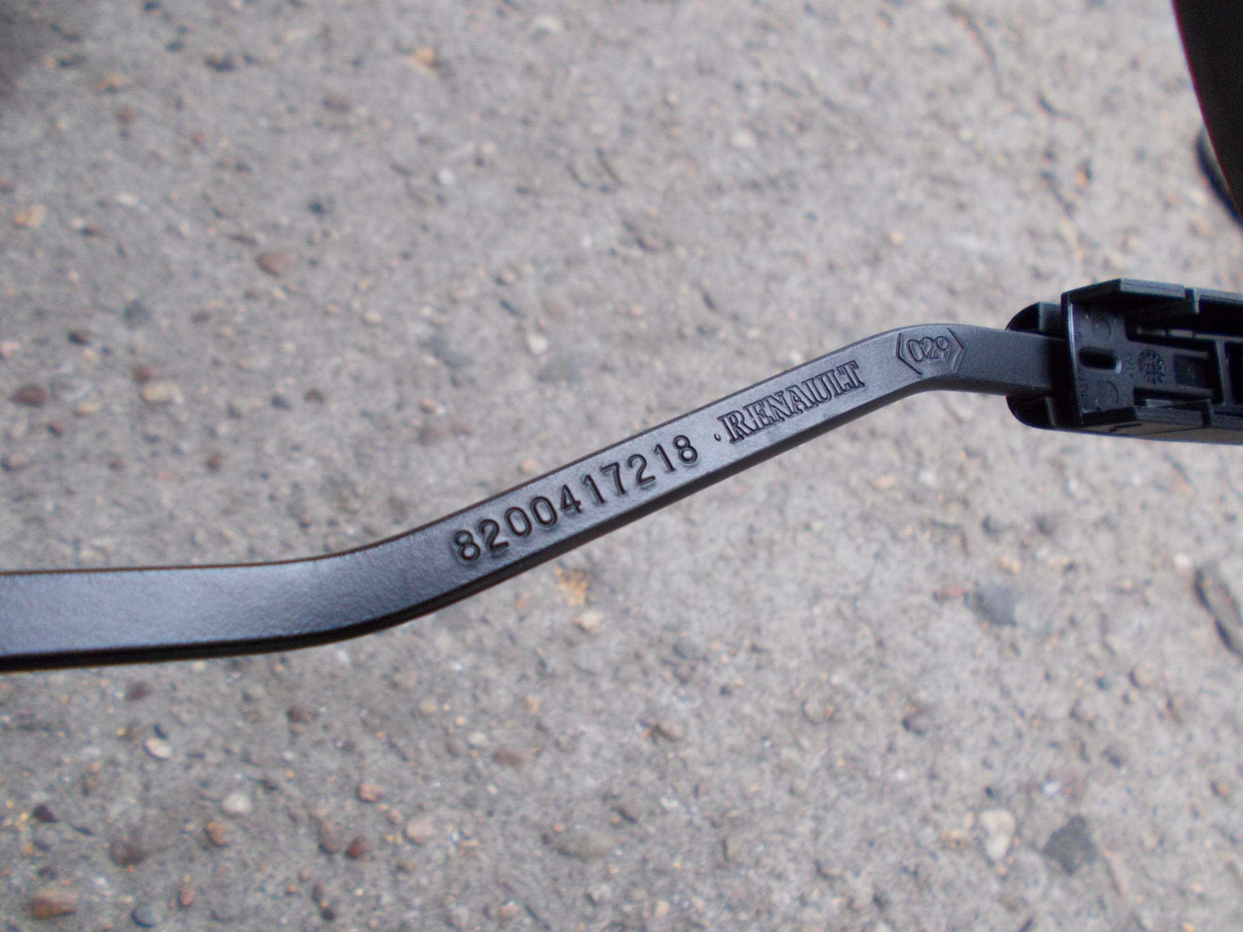 RENAULT MEGANE II CABRIO 2.0 07R wiper arm left front 8200417218