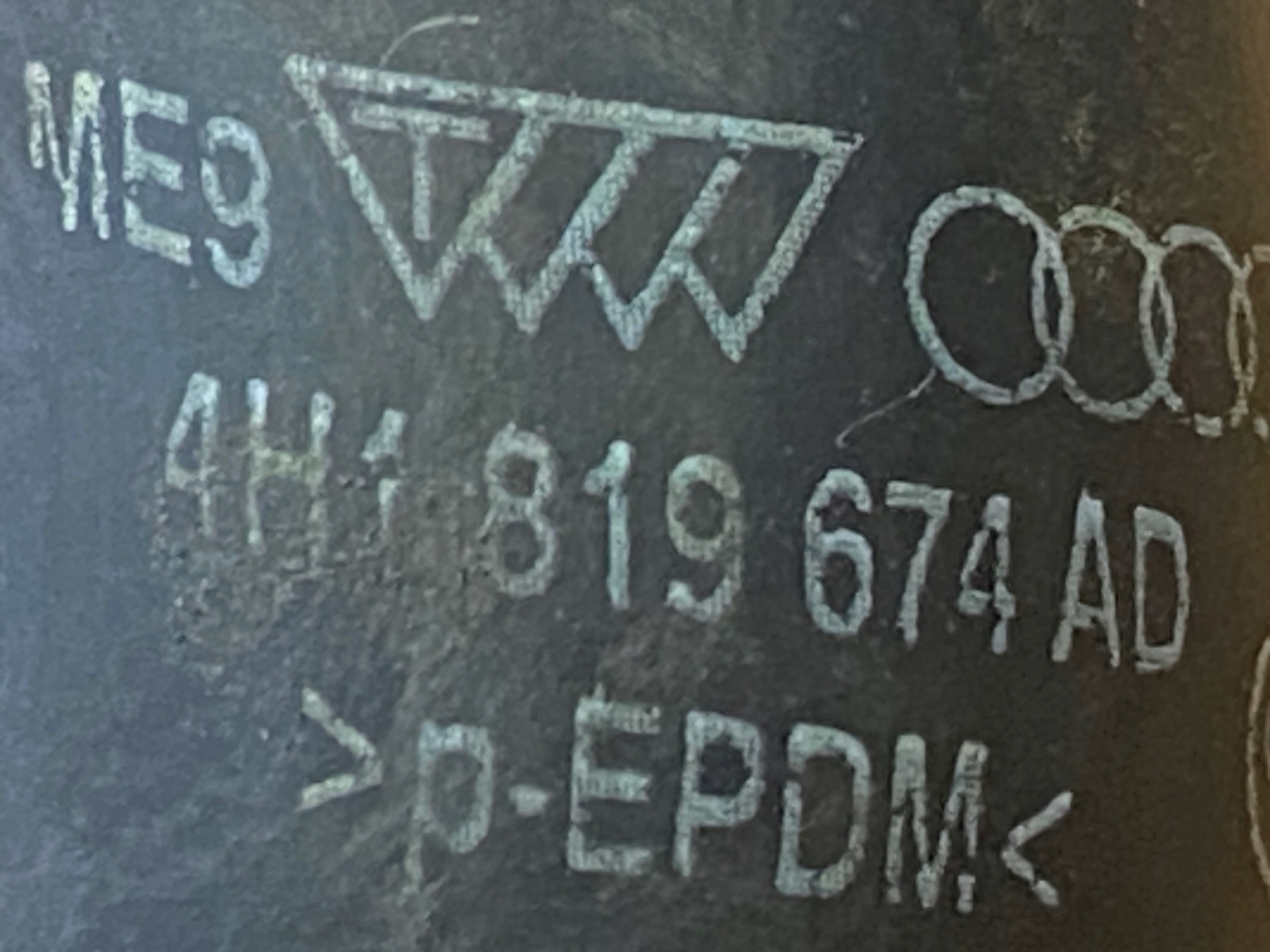 AUDI A8 4H D4 cijevčica crijevo vode 4H1819674AD