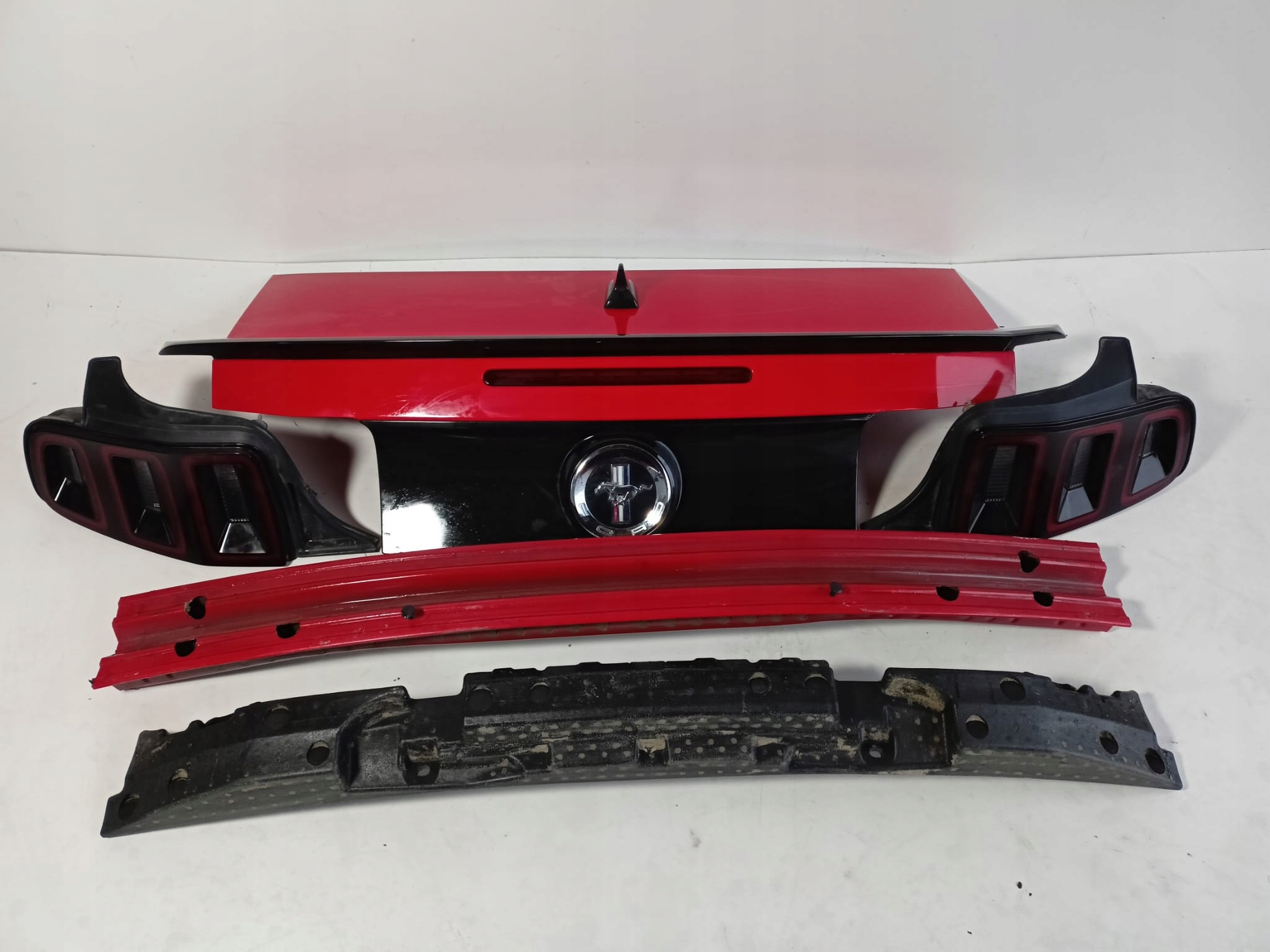 DR33-17E899 - FORD MUSTANG V 13-14 АМОРТИЗАТОР ЗАДНЬОГО БАМПЕРА ПІНА