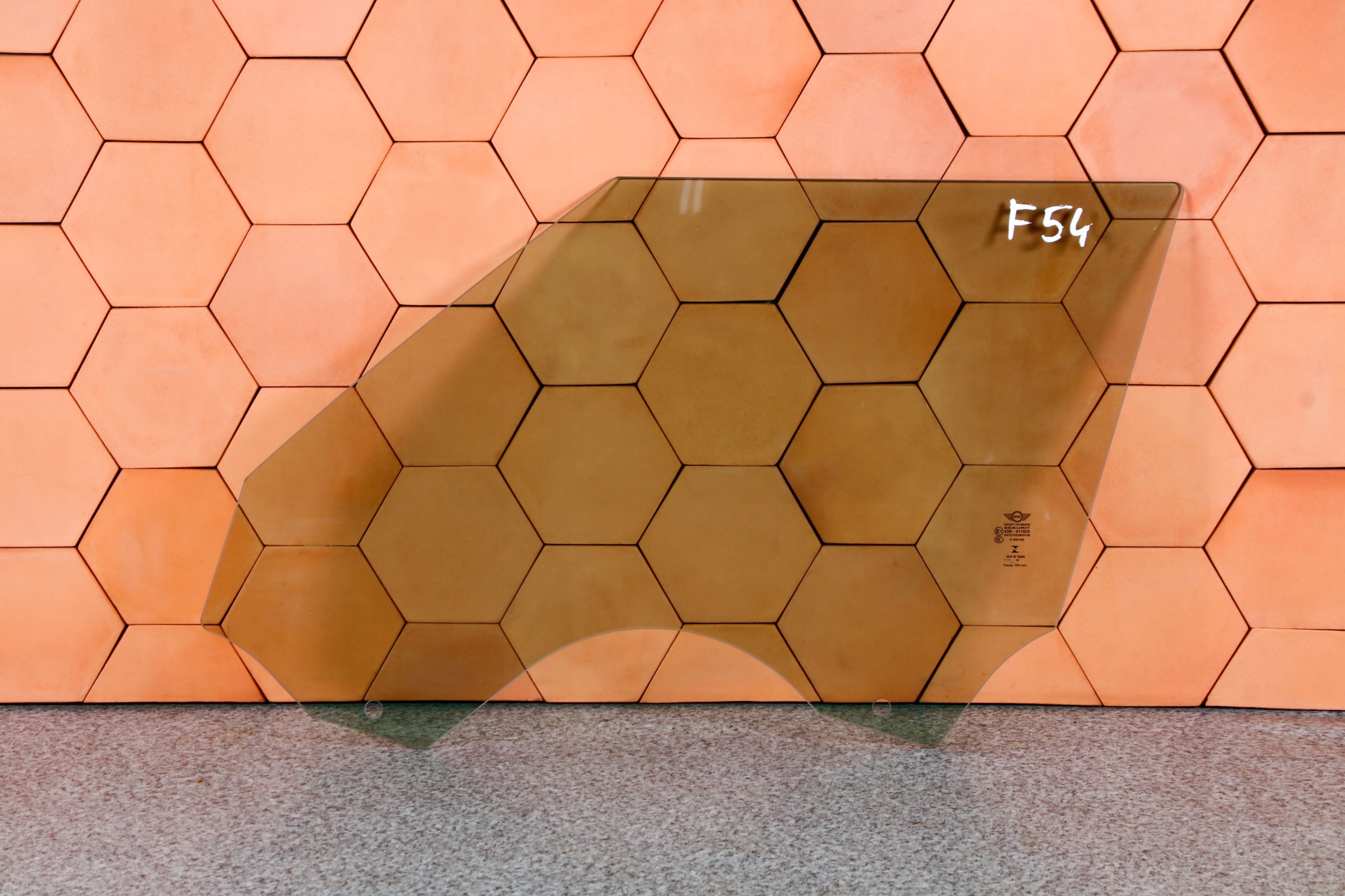 MINI F54 SZYBA BOCZNA DRZWI LEWY PRZOD 2019 r