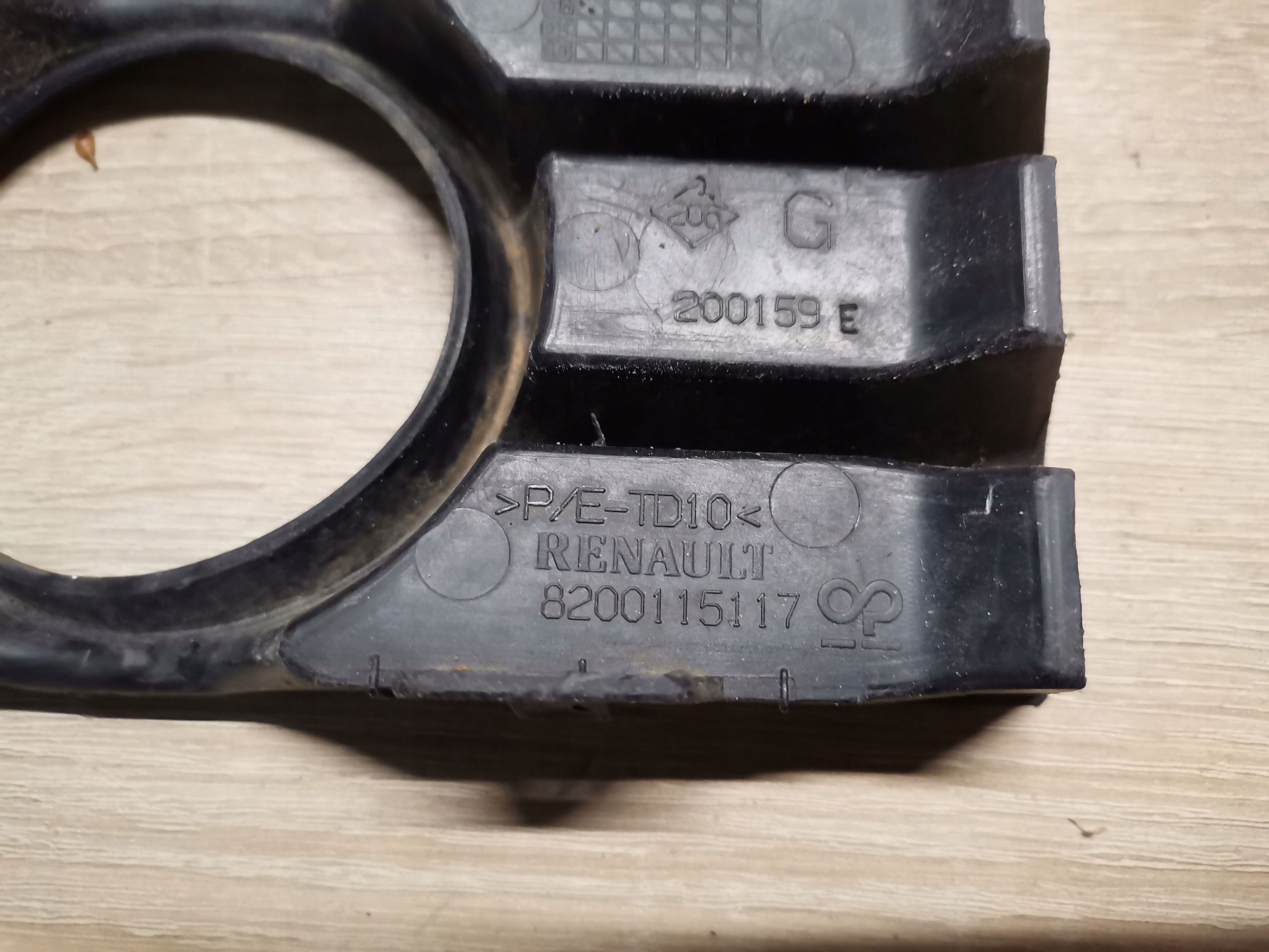 grid of a bumper left front front Renault Megane II 8200115117