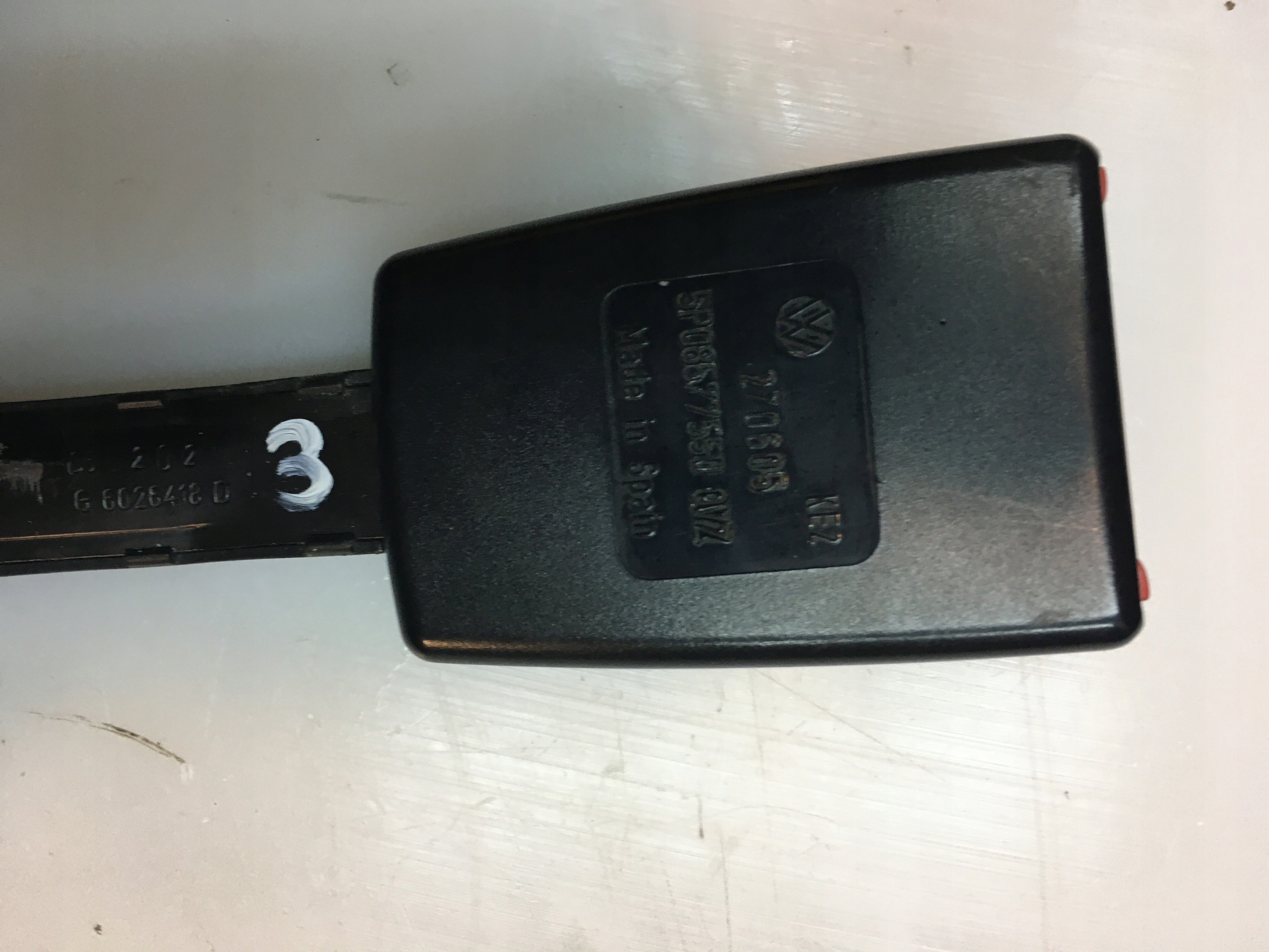 ЗАСТЕЖКА РЕМНЯ СЛЕВА СПЕРЕДИ SEAT ALTEA 5P0857755D