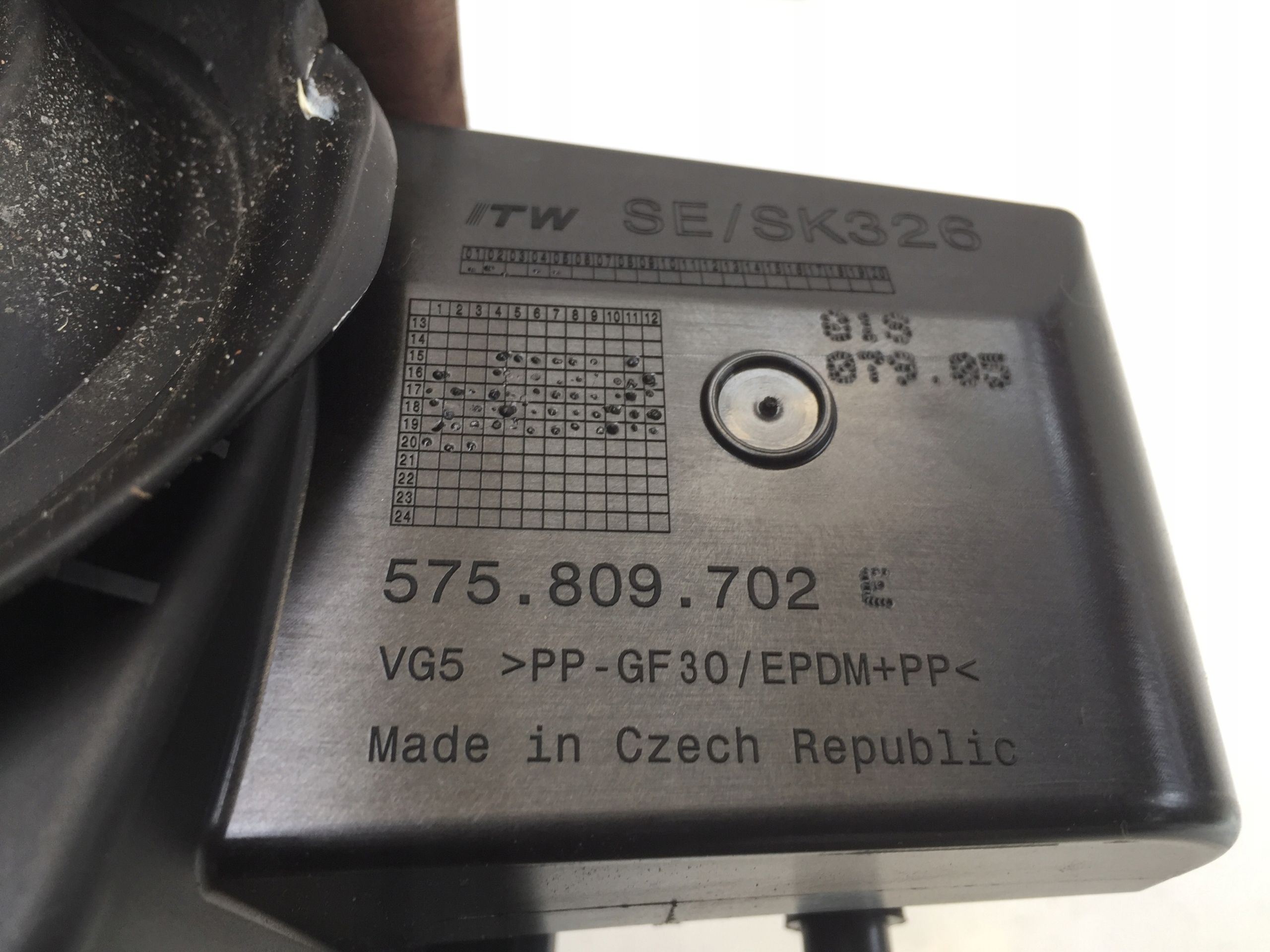 SKODA KAROQ 2021 KLAPKA WLEWU PALIWA 575809702 Weight with packaging 1 kg