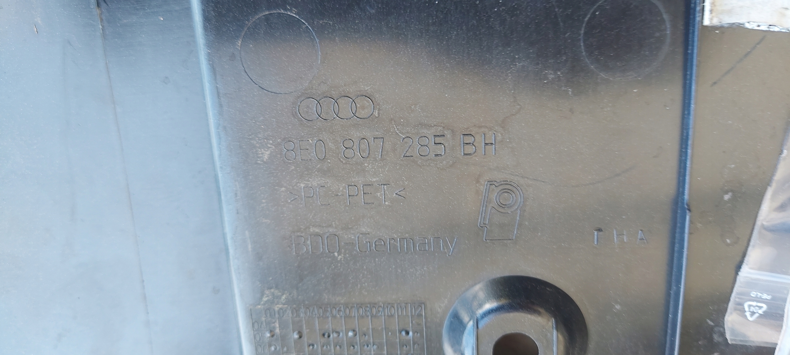 polster unter TABLICE Registrations- AUDI A4 B7 8E0807285BH