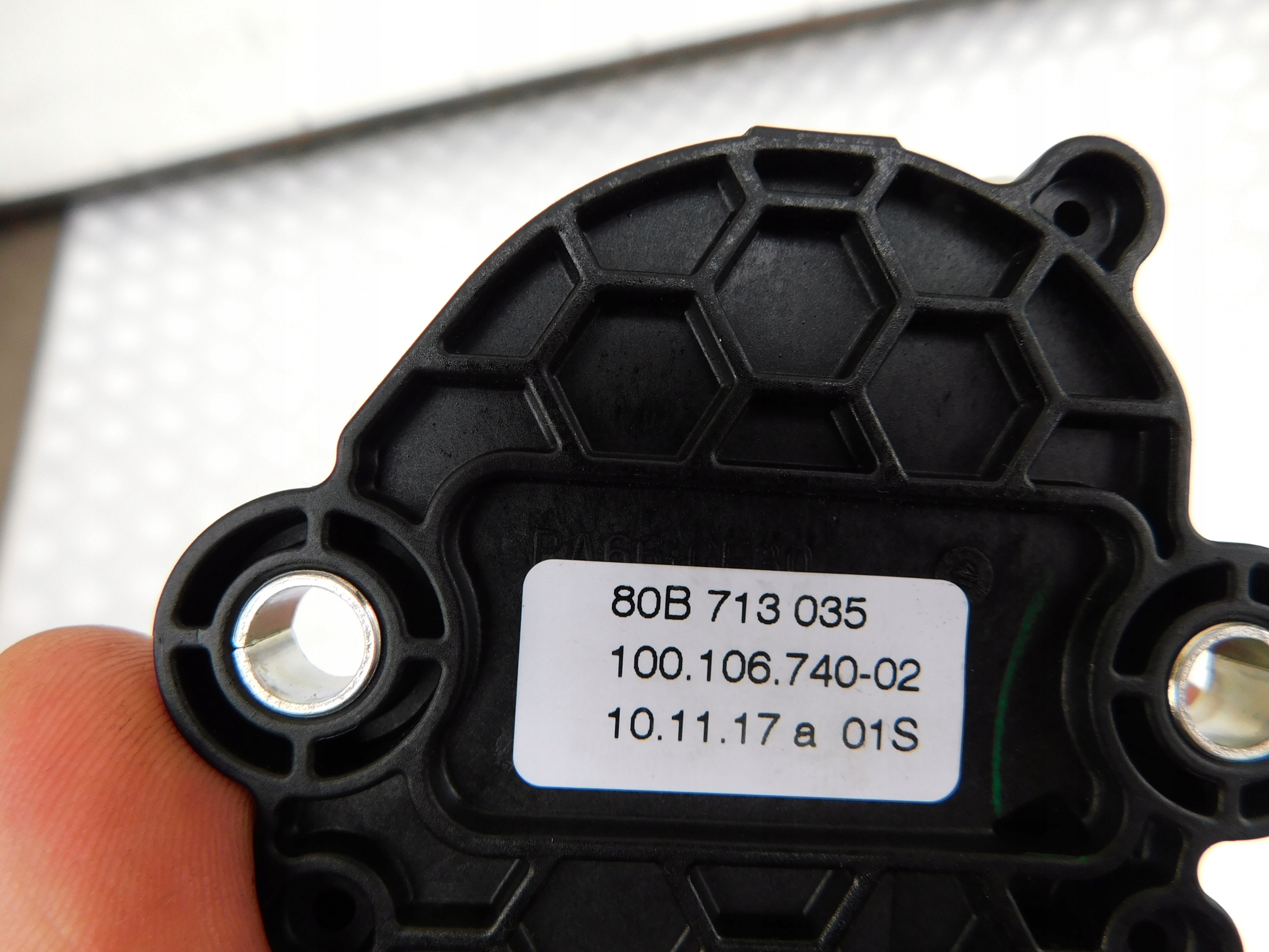 Audi Q5 80A Câble Levier de la serrure du capot 80B713035