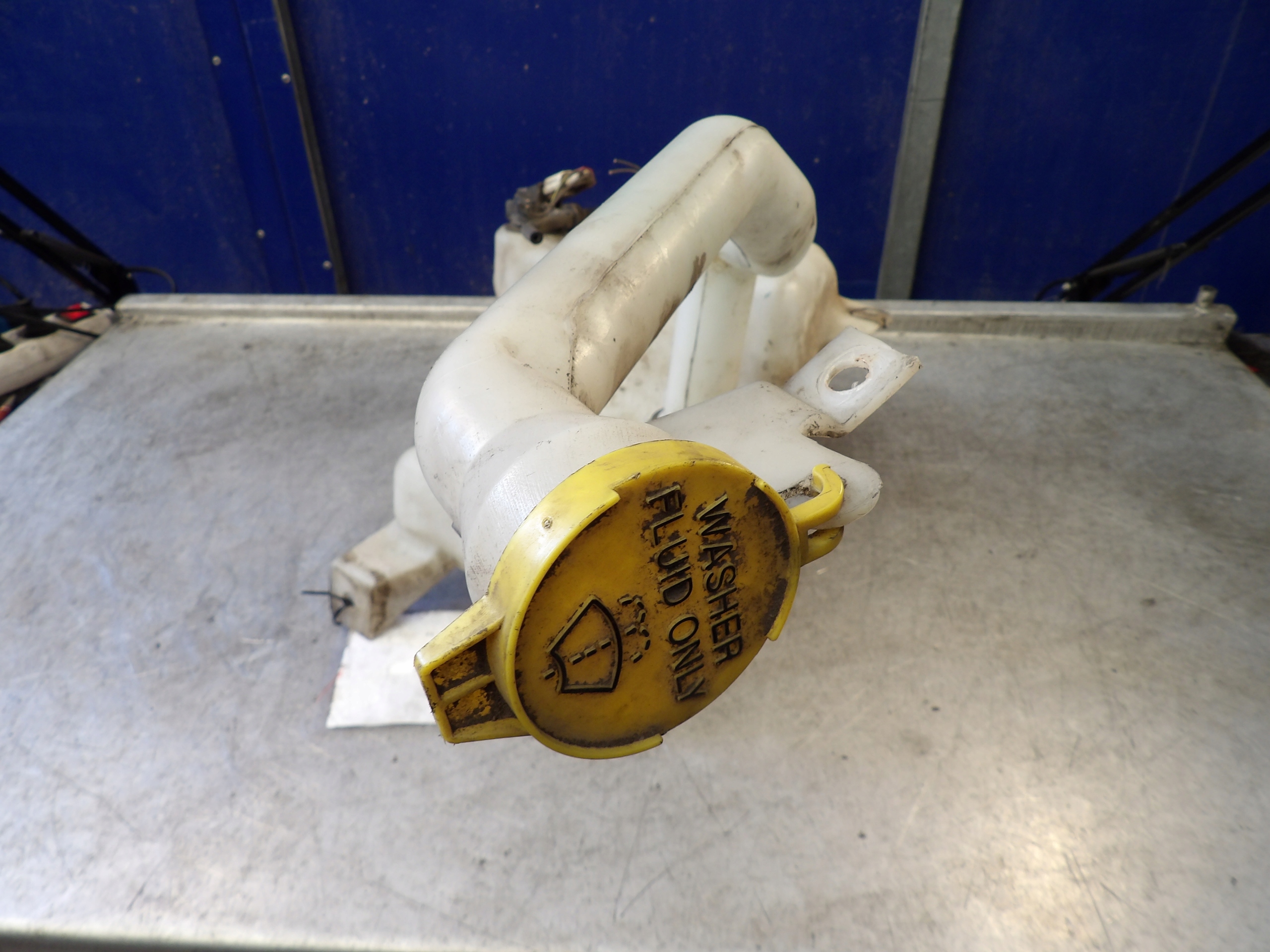 Chrysler Pacyfica washer fluid tank 04857906AA 04894274AA