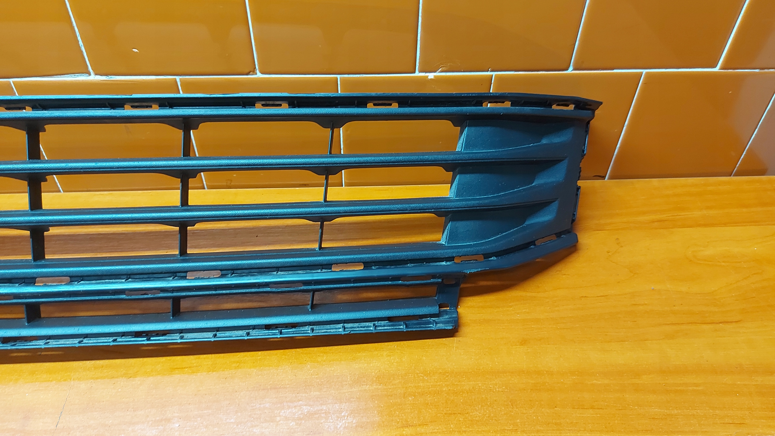 grid central of a bumper front front VW TOURAN II 15