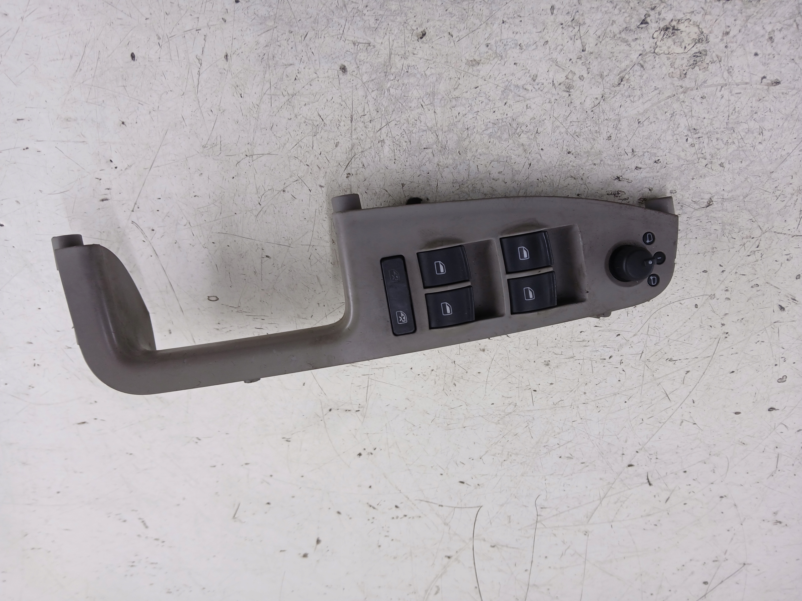 AUDI A4 B7 PANEL okna levý předek