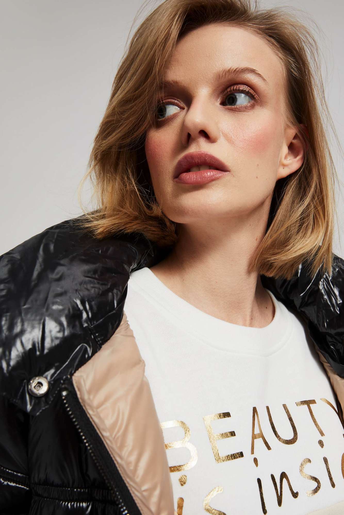 Krótka pikowana kurtka z kapturem XXL od MOODO Płeć kobieta