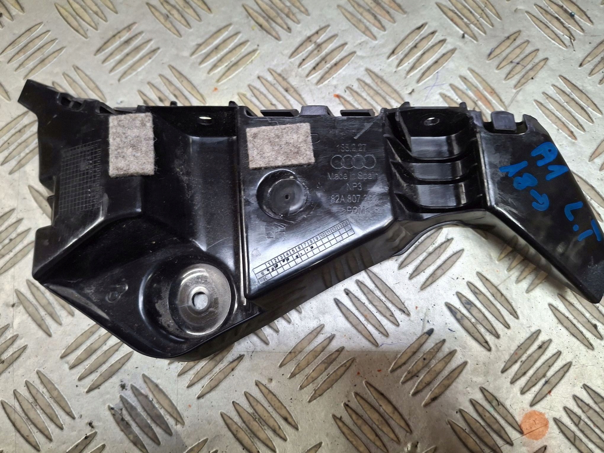 left bumper bracket of the rear AUDI A1 2018->