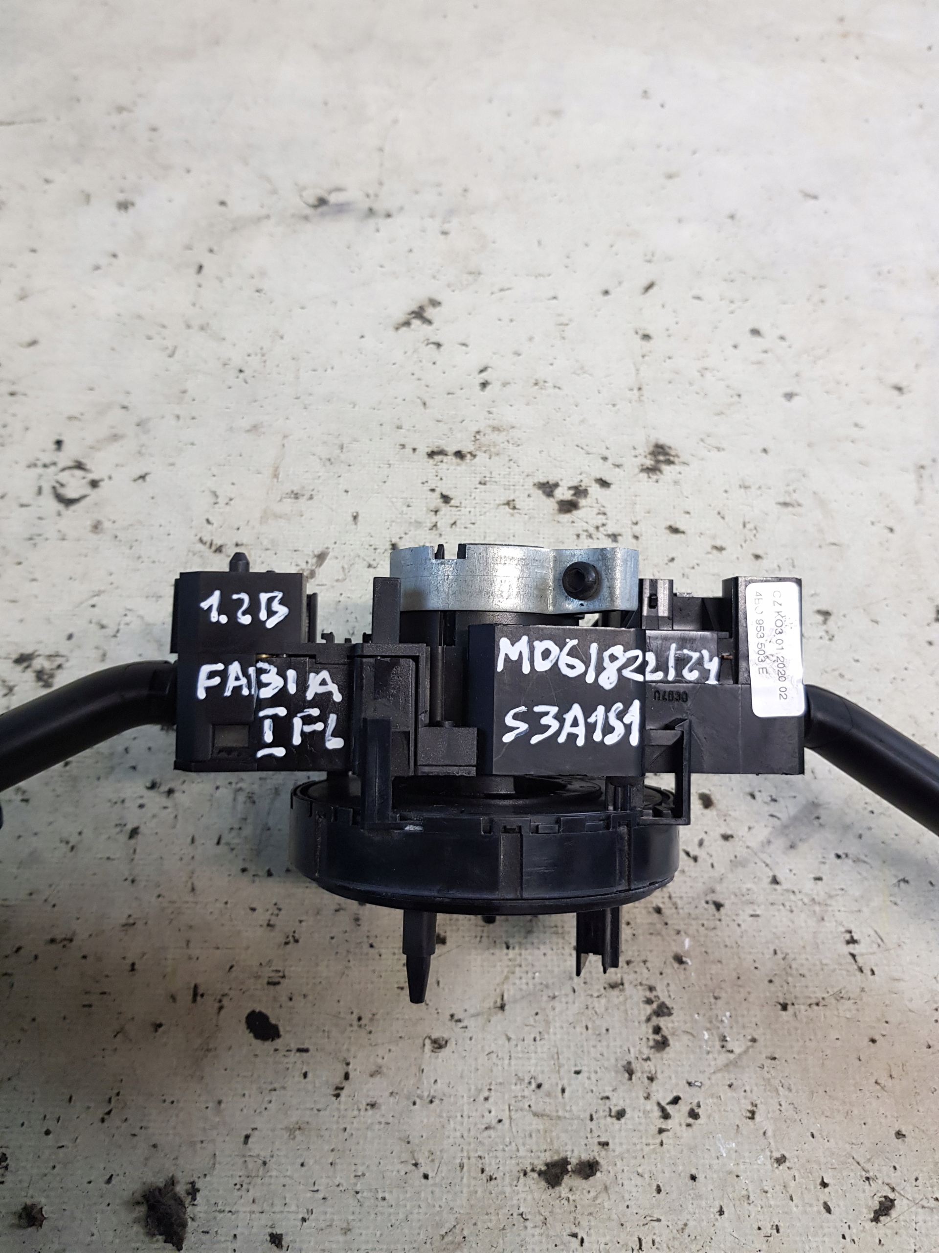 steering wheel levers and controls ring SKODA FABIA and FL 8L0953513G