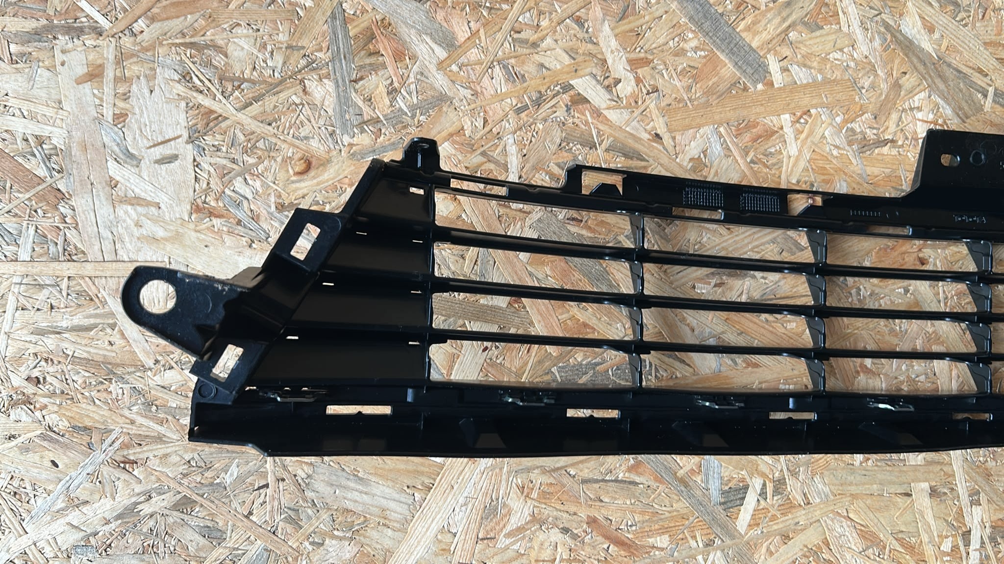 grid of a bumper central front front TOYOTA AURIS II 15-18