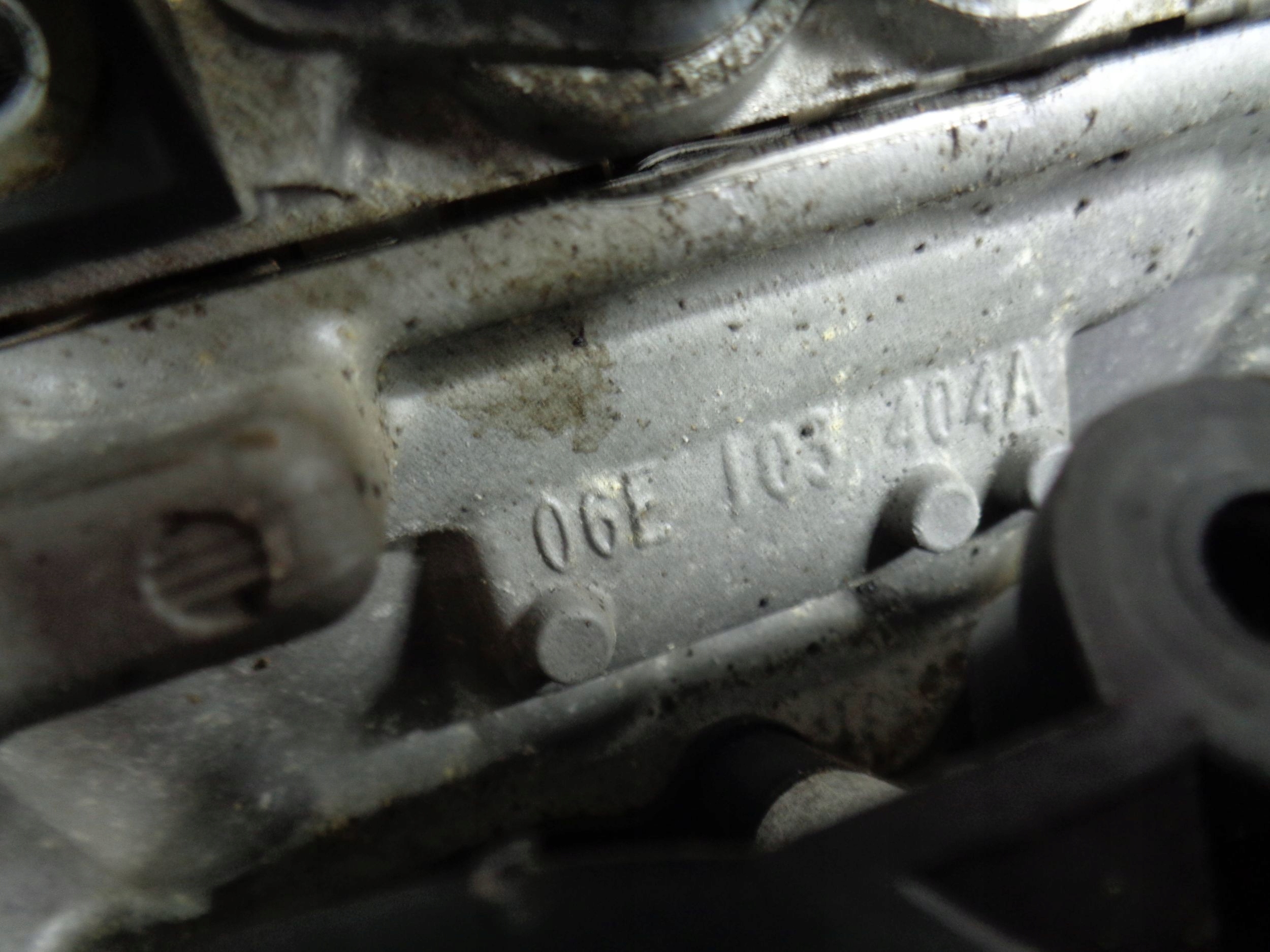 AUDI Q5 8R A5 8T A4 B8 A6 C7 2.8 3.2 FSI head. right 06E103404A