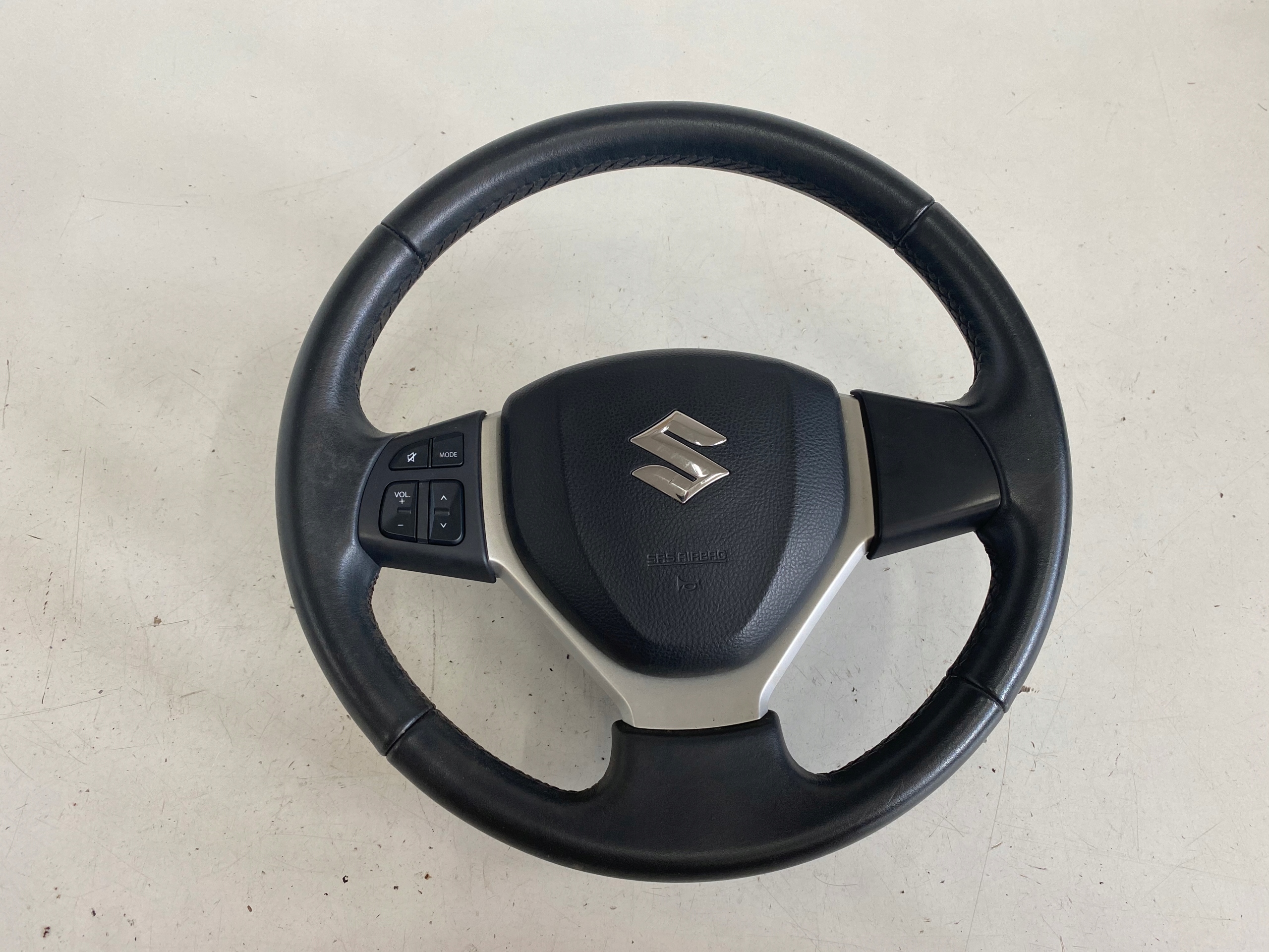 Руль от сузуки. Suzuki swift sx4 alto 374 катушка рулевого колеса 37480-77j10. Рулевое колесо сузуки. Руль сузуки витара. Руль сузуки гранд витара 2004.