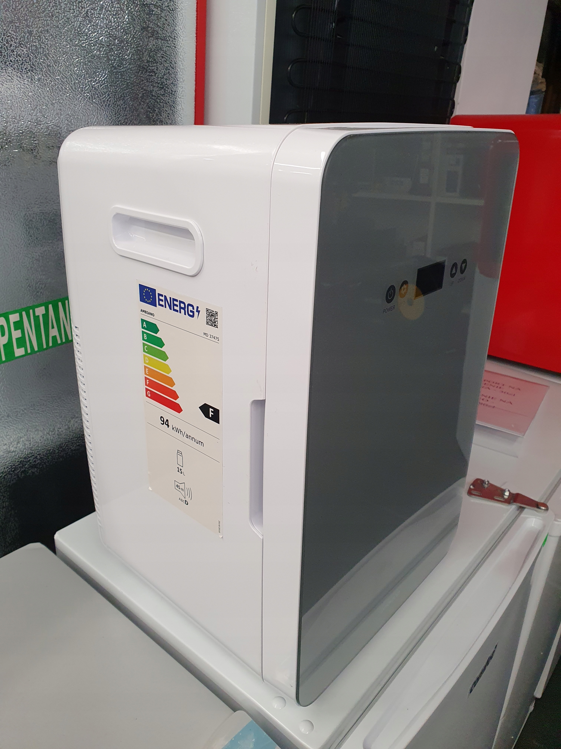 Mini lodówka przenośna Ambiano/Medion 16L, 12V / 230V, z funkcją grzania Model MD37475