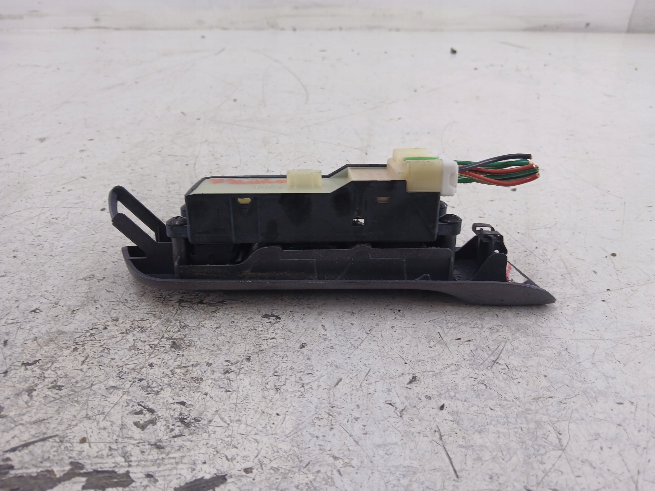 NISSAN PRIMERA P11 PANEL okna levý předek