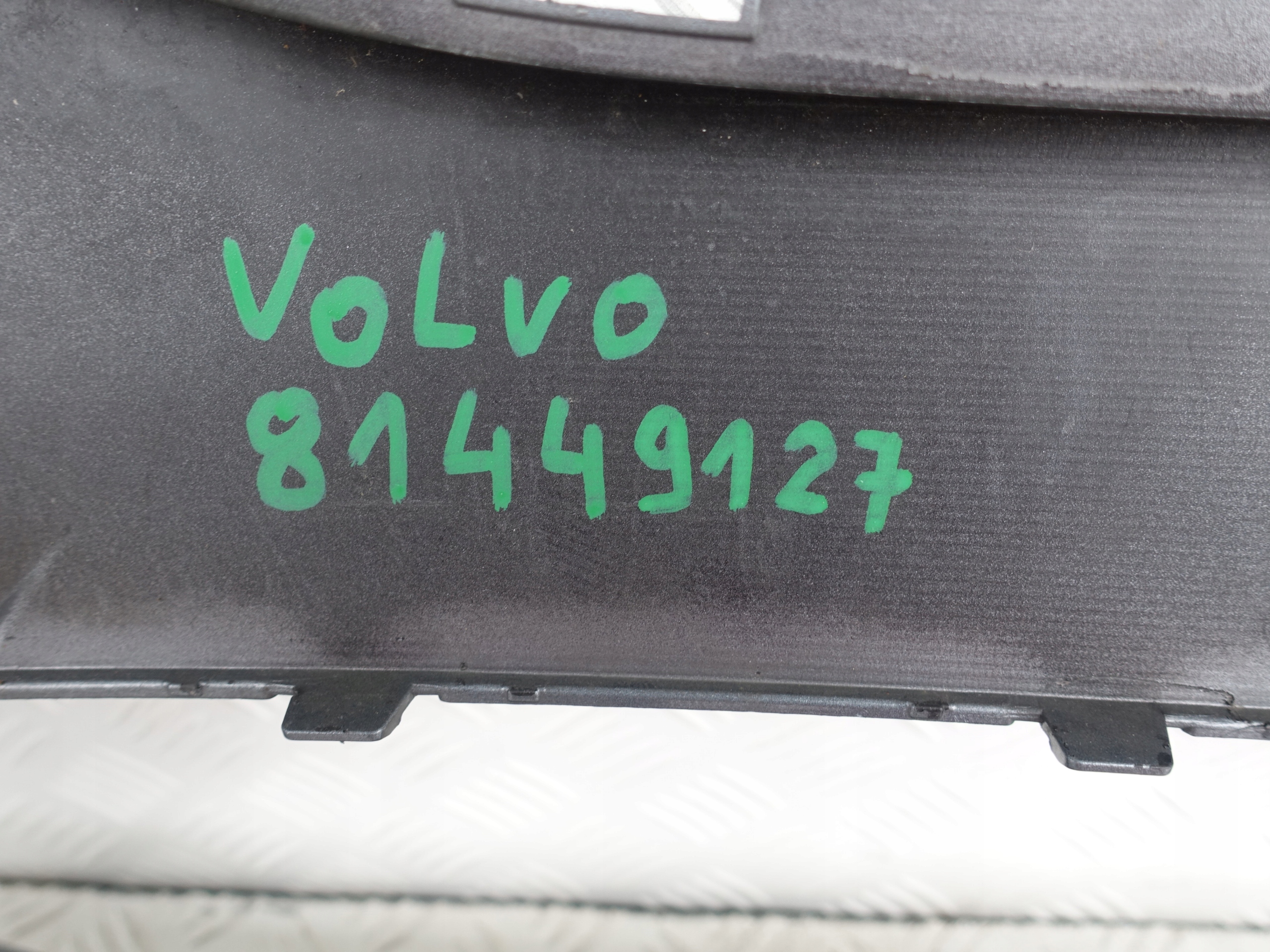 VOLVO XC60 II 17- R-design bumper front washer