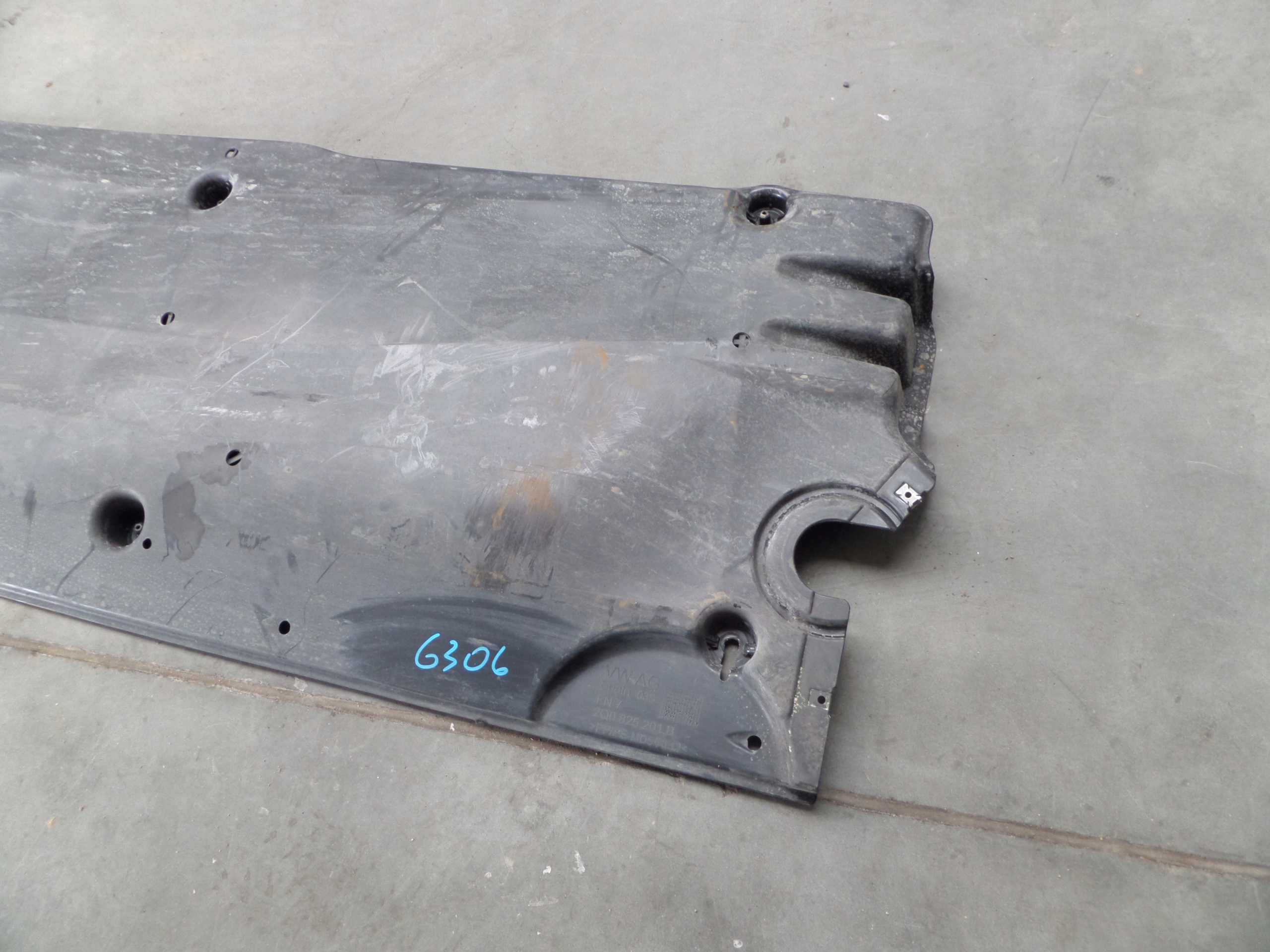 links Blende Abdeckung abdeckung Unterfahrschutz VW SKODA SEAT 2Q0825201B