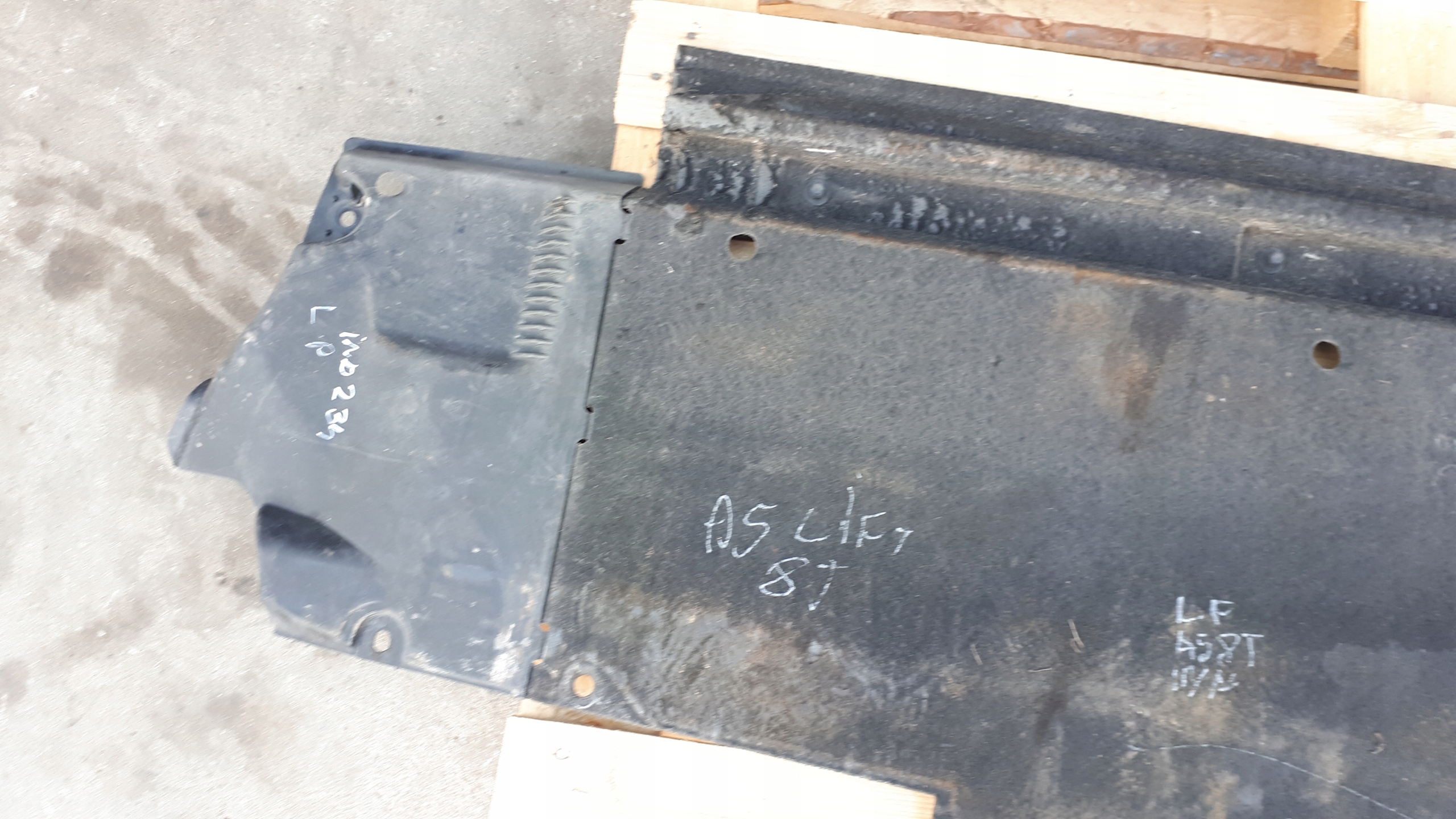 A5 8T LIFT kryt podvozku levá předek MATERIAL A4