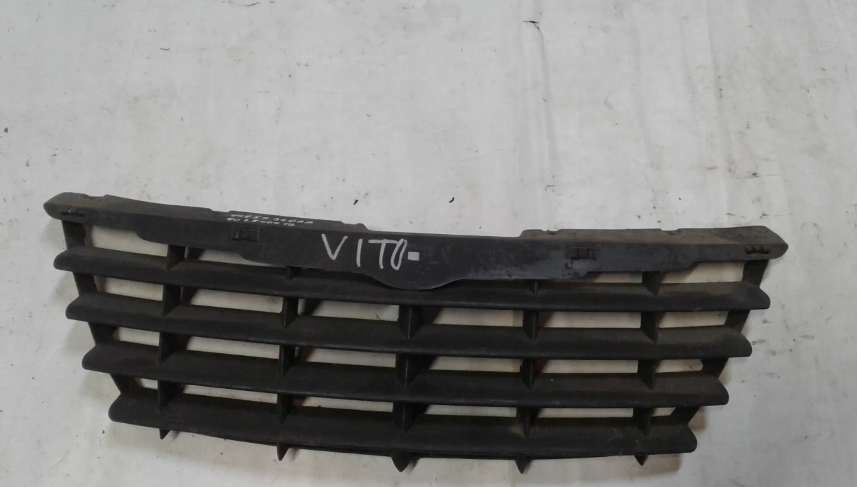 решетка радиатора CHRYSLER Voyager IV 04857960AA