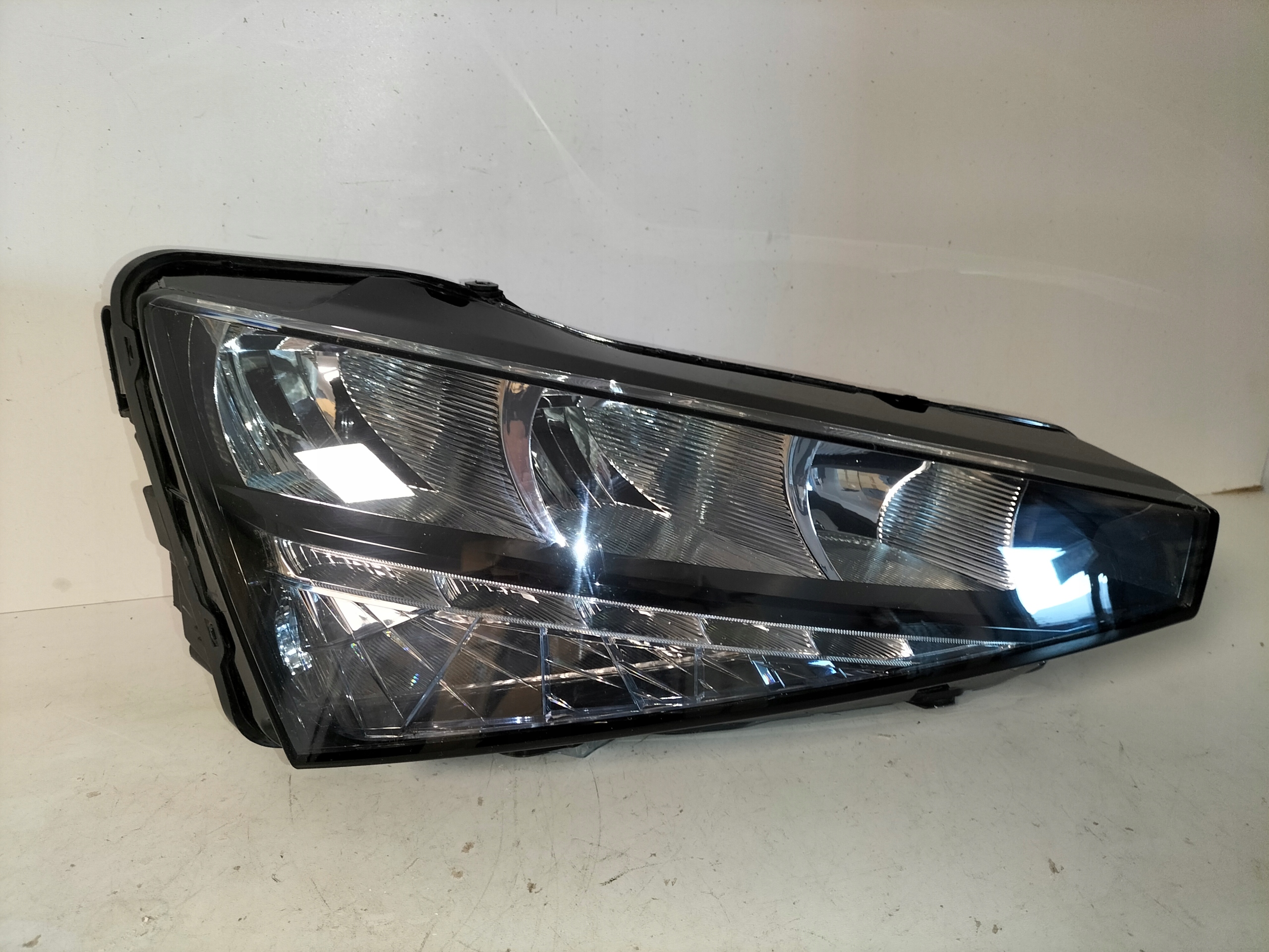 light front reflektor right SKODA SCALA 19- below zarowke H7+LED