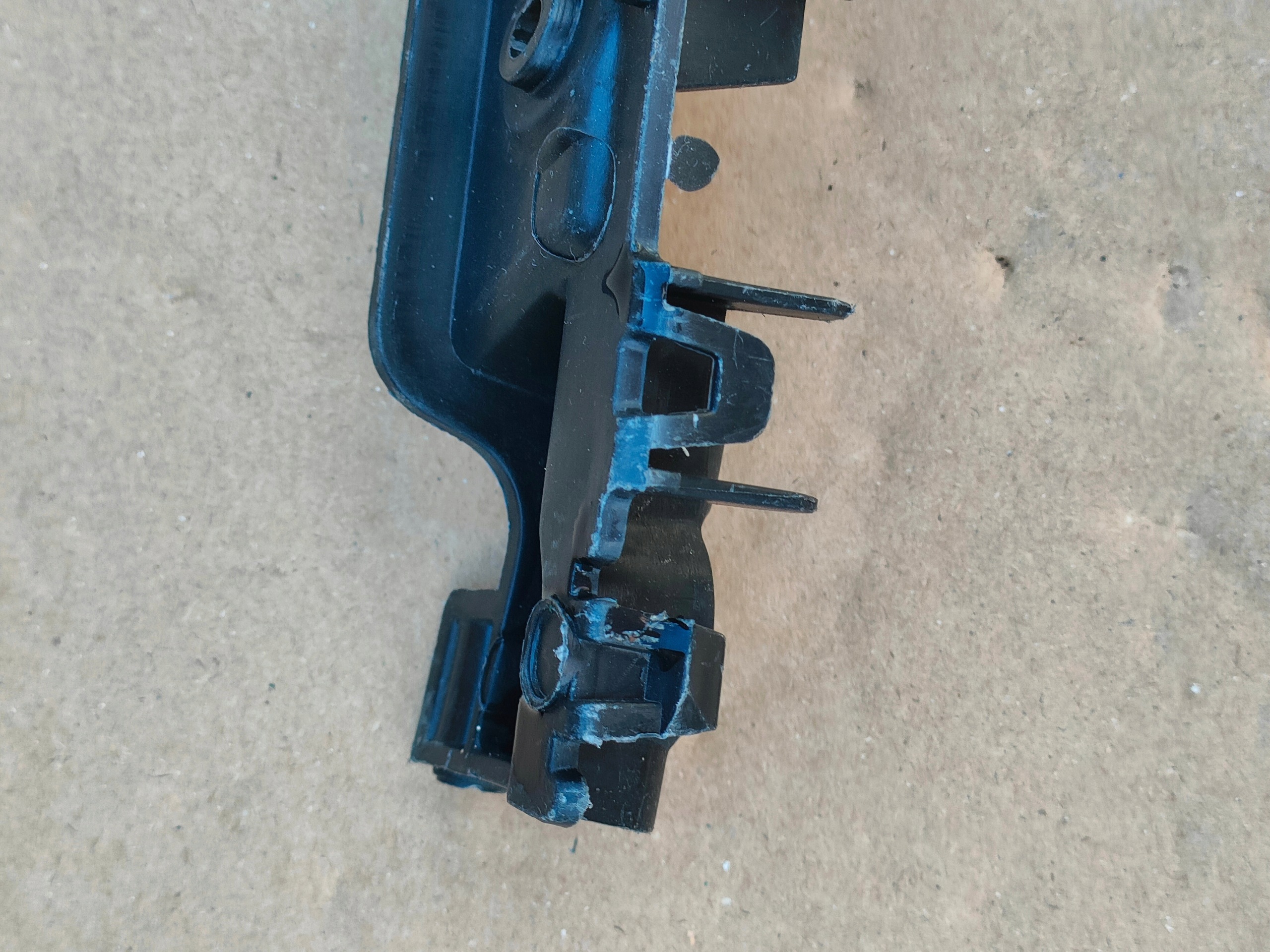 Renault Trafic III bumper bracket front left 622209504R