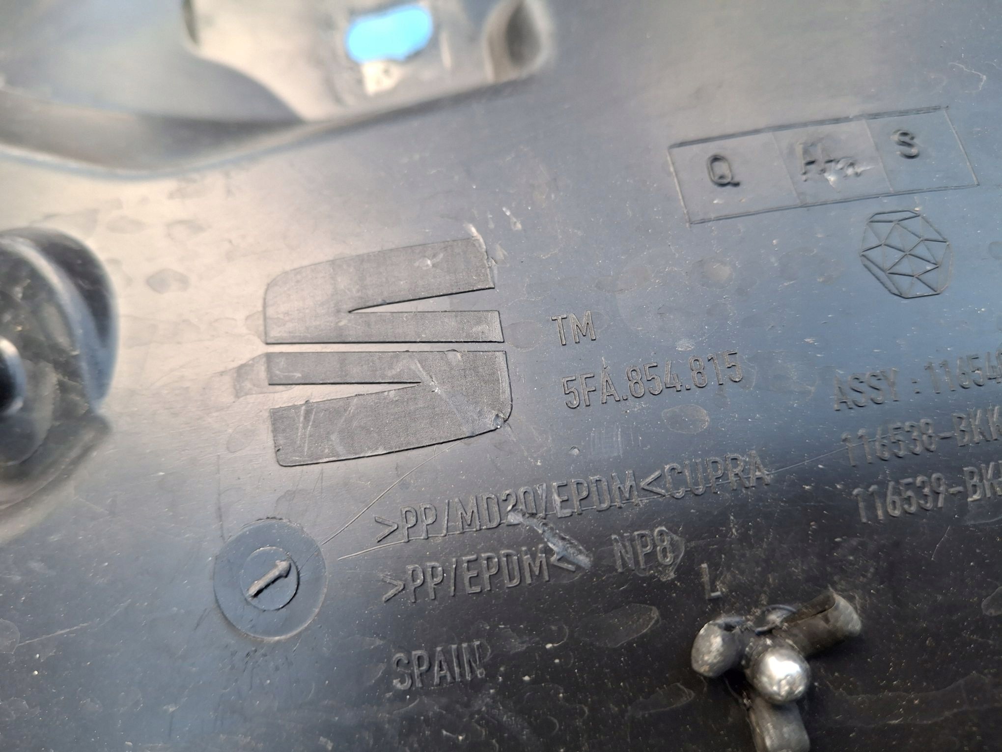 mudguard left front SEAT LEON IV 2020R->