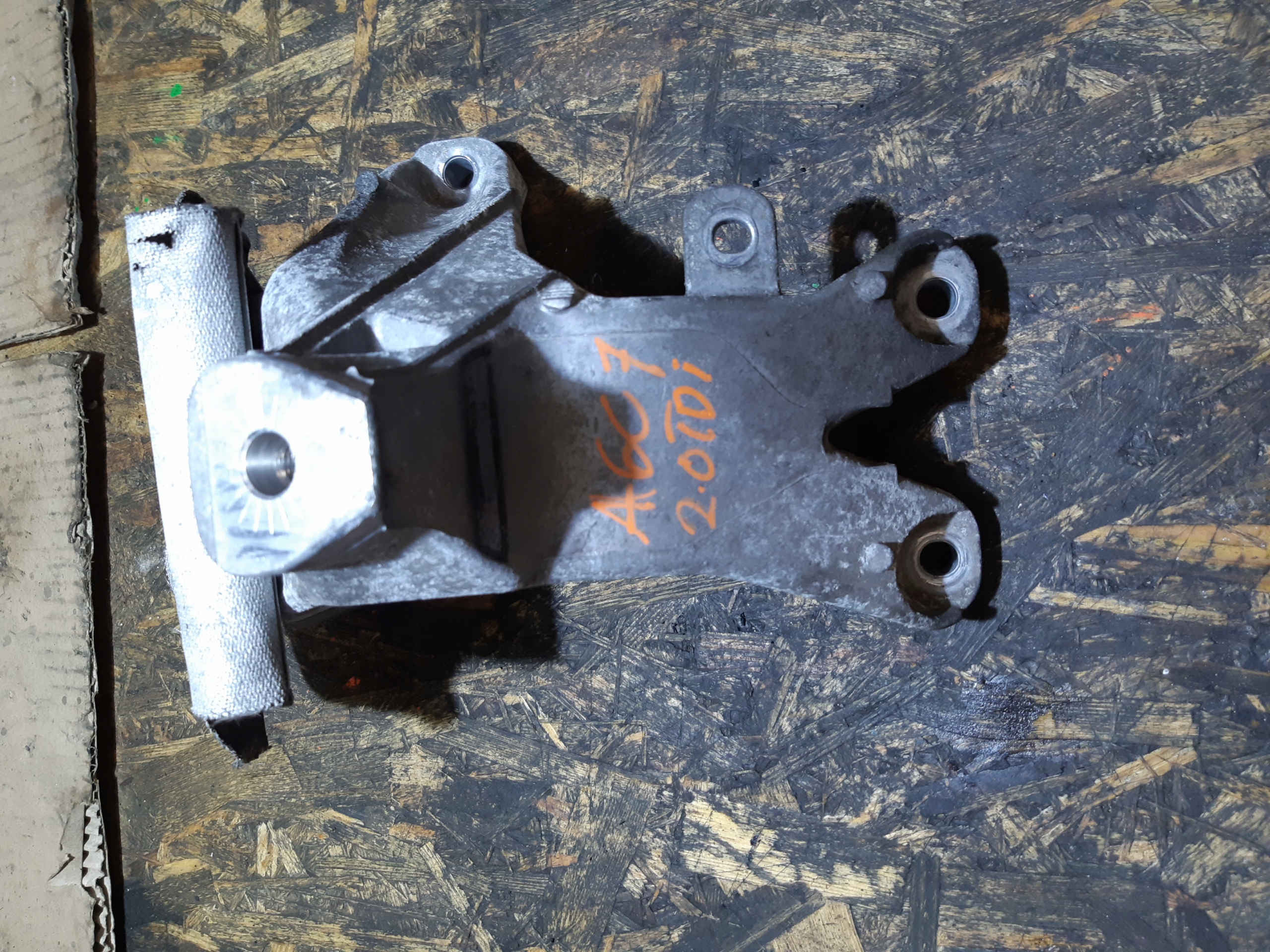 AUDI A6 C7 A4 A5 2.0 TDI holder holder engine mount 8K0199308EE
